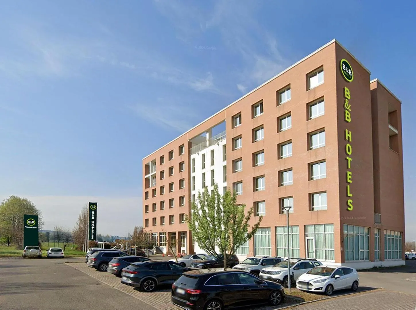 Property building in B&B HOTEL Remilia