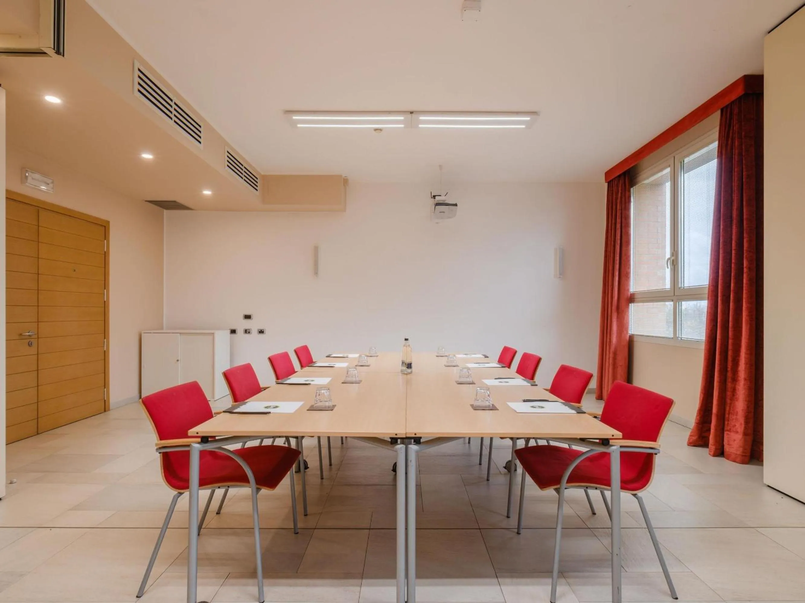 Meeting/conference room in B&B HOTEL Remilia