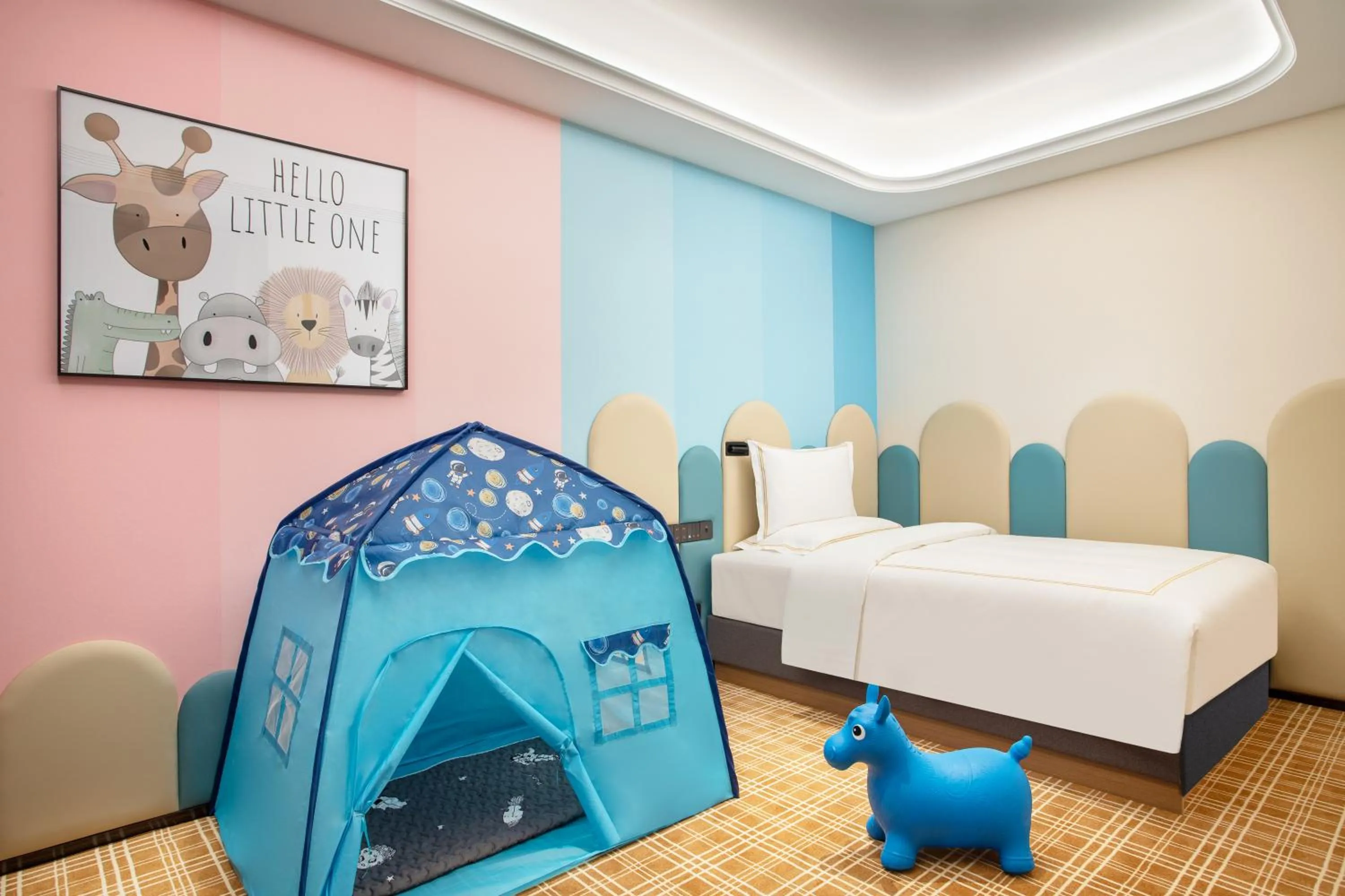 Photo of the whole room, Bed in La Quinta by Wyndham Weifang South