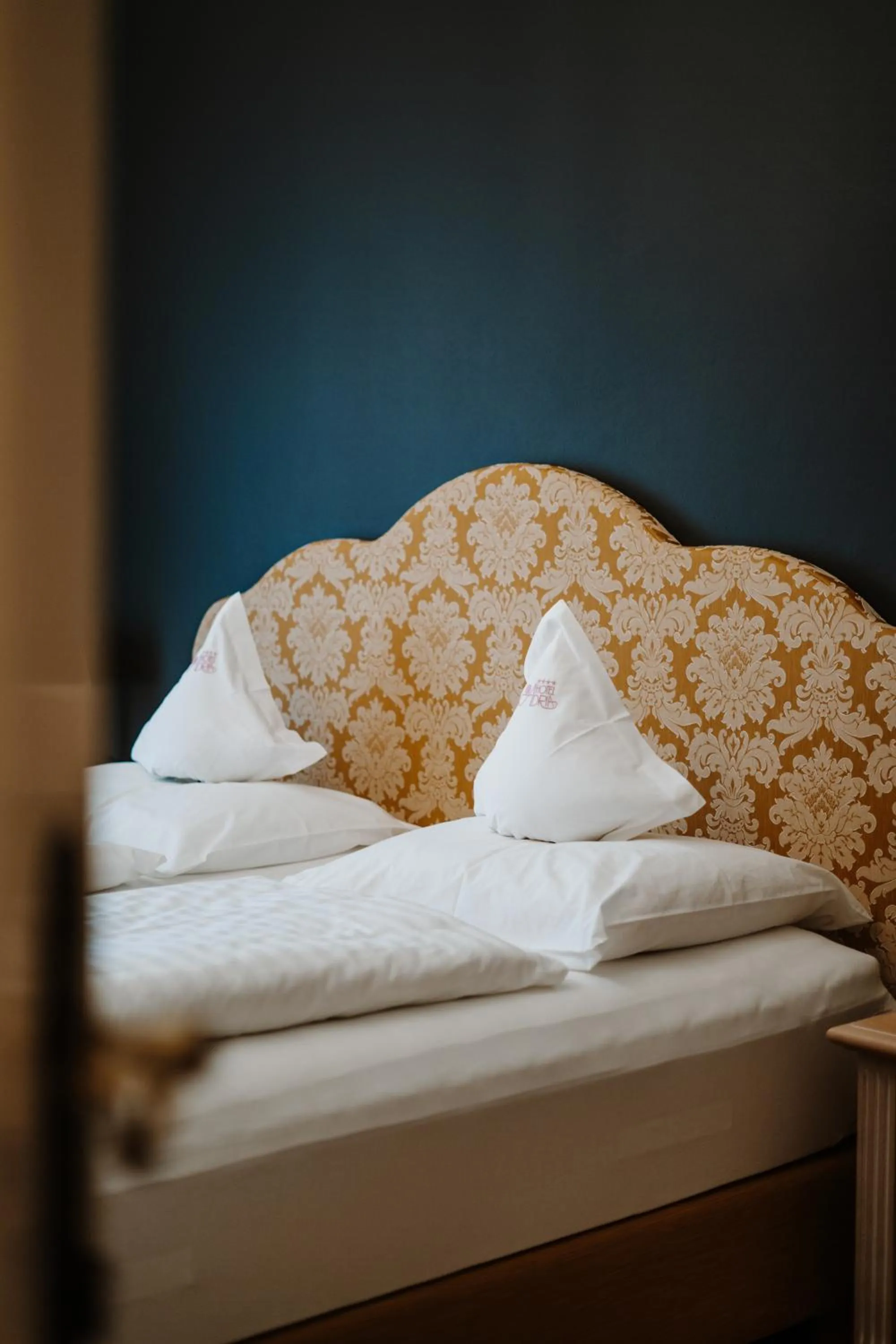 Living room, Bed in Hotel Adria