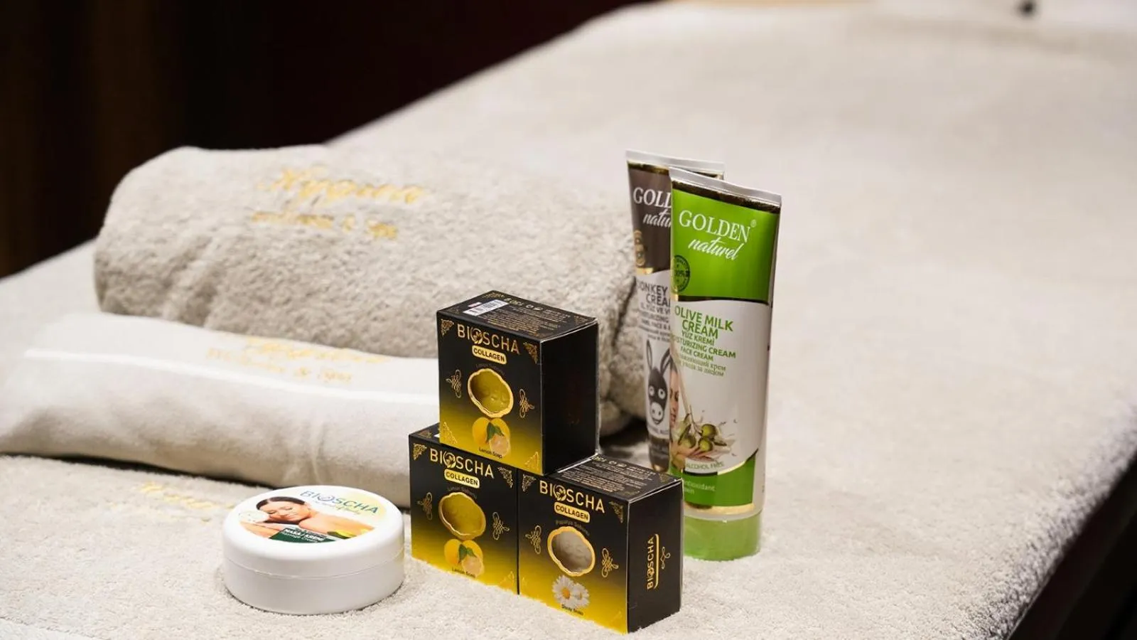 Property building, Bed in Cronton Design Hotel