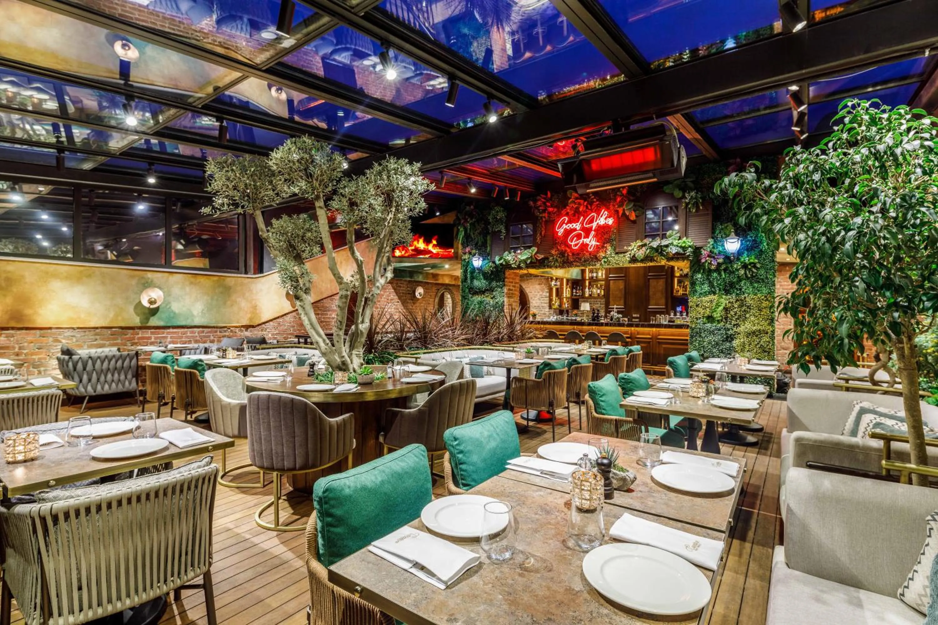 Restaurant/places to eat in Cronton Design Hotel