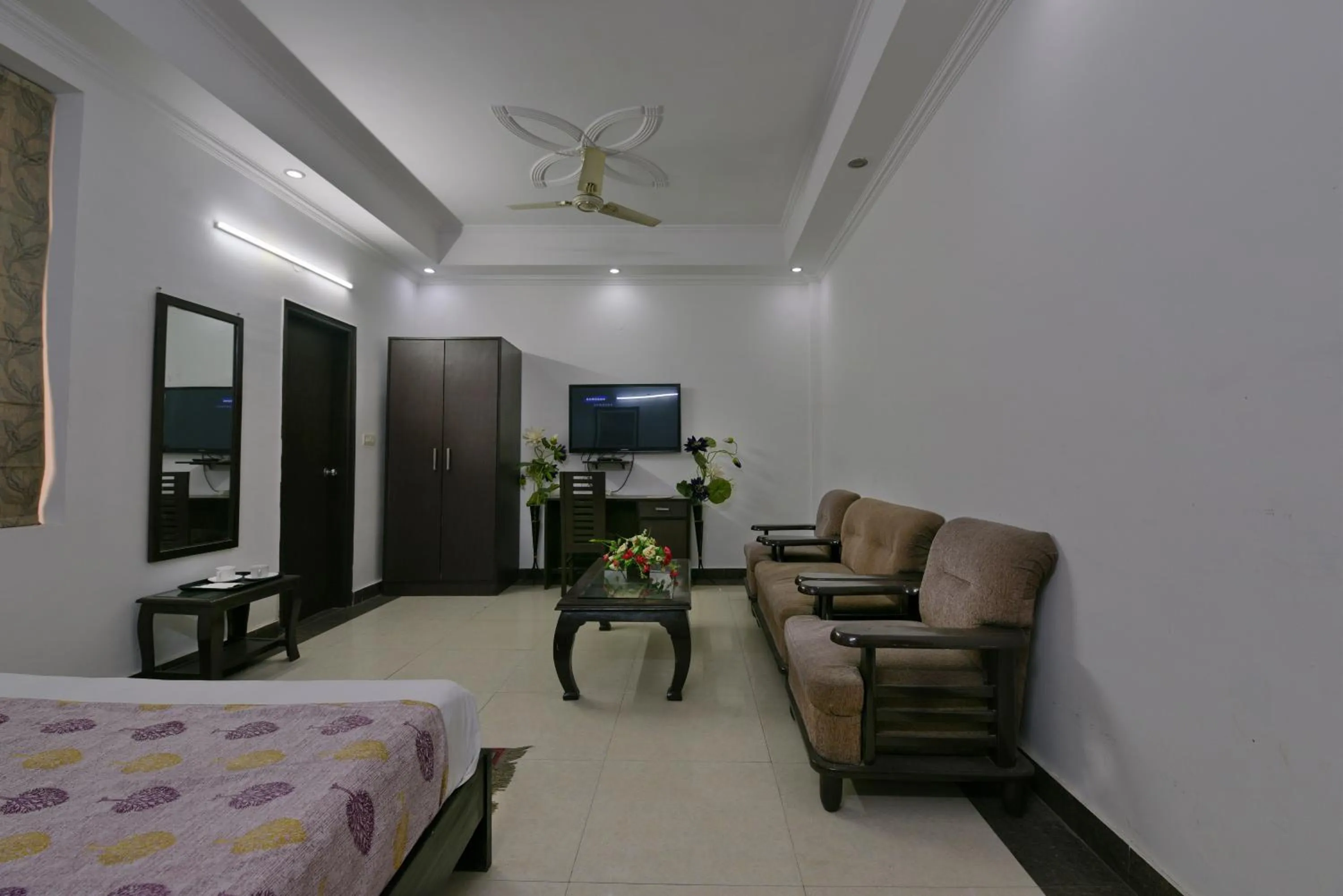 Communal lounge/ TV room, Seating Area in Hotel Diamond Stays