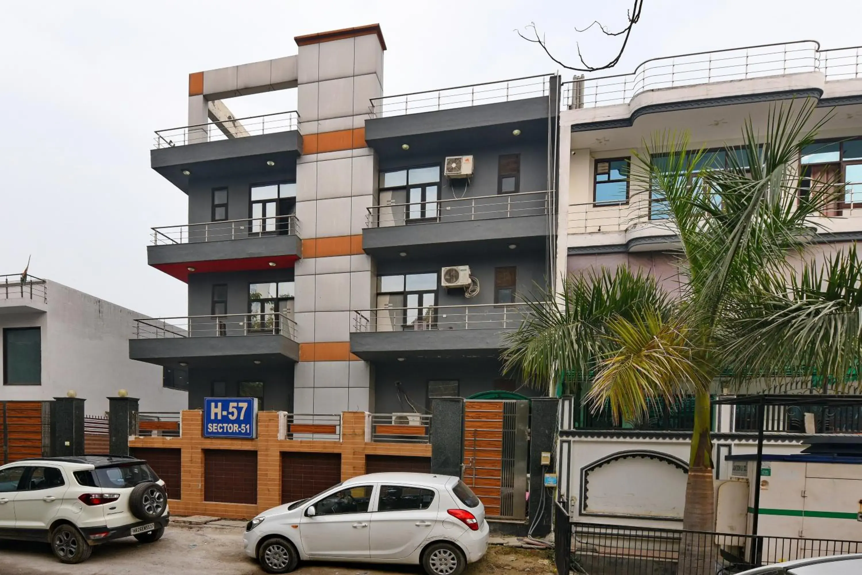 Property Building in Hotel Diamond Stays Property Building in Hotel Diamond Stays