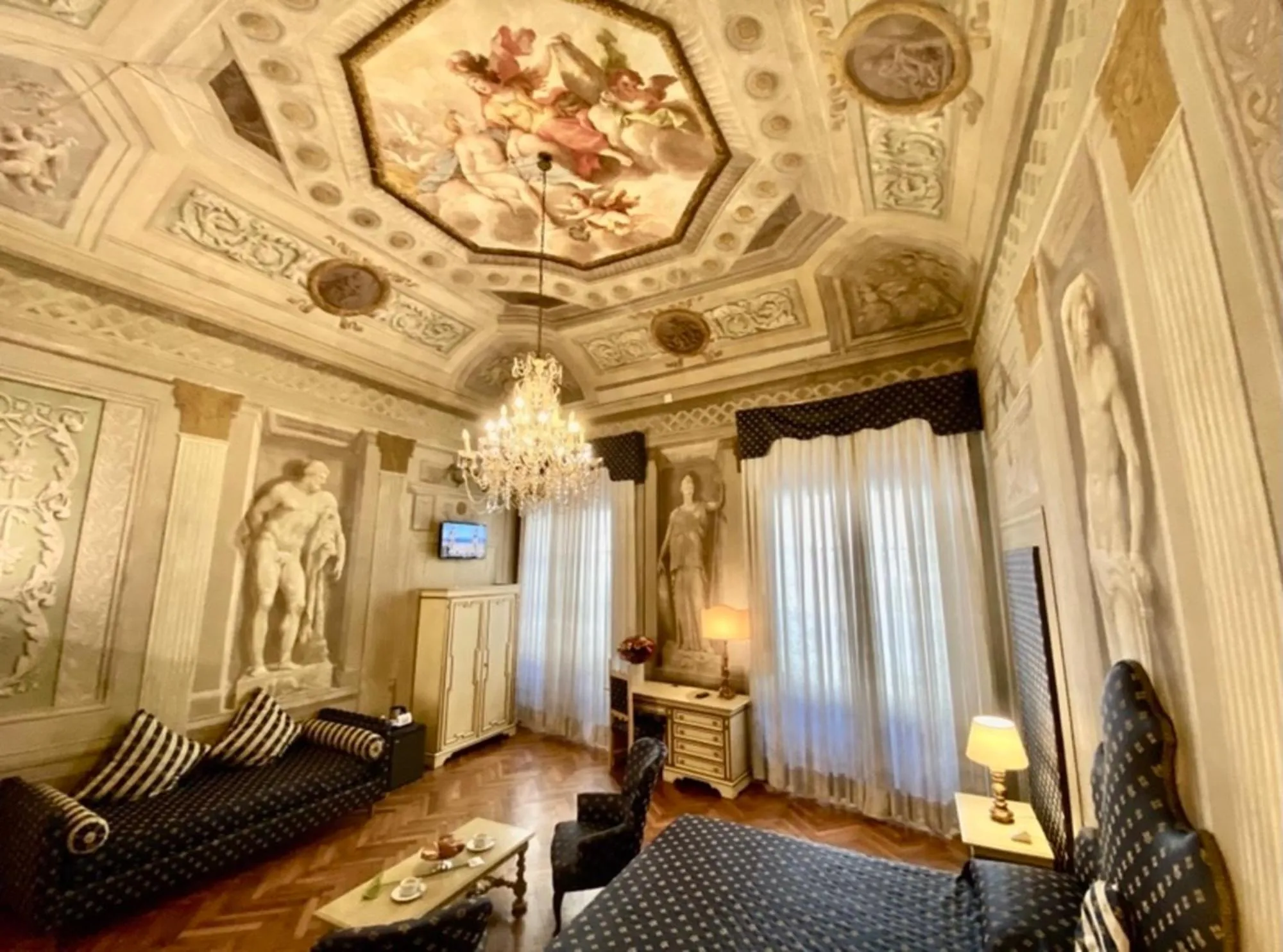 Photo of the whole room in Hotel Martelli