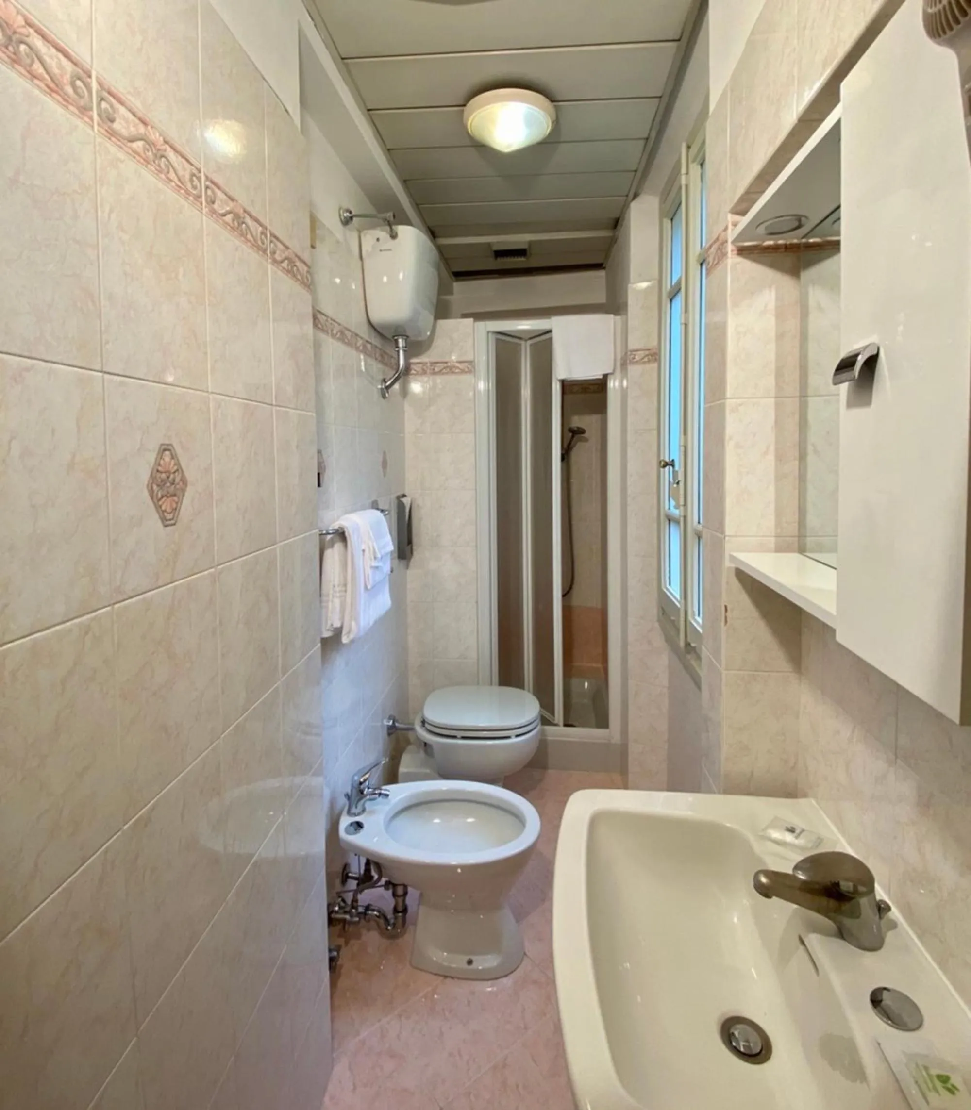 Shower in Hotel Martelli