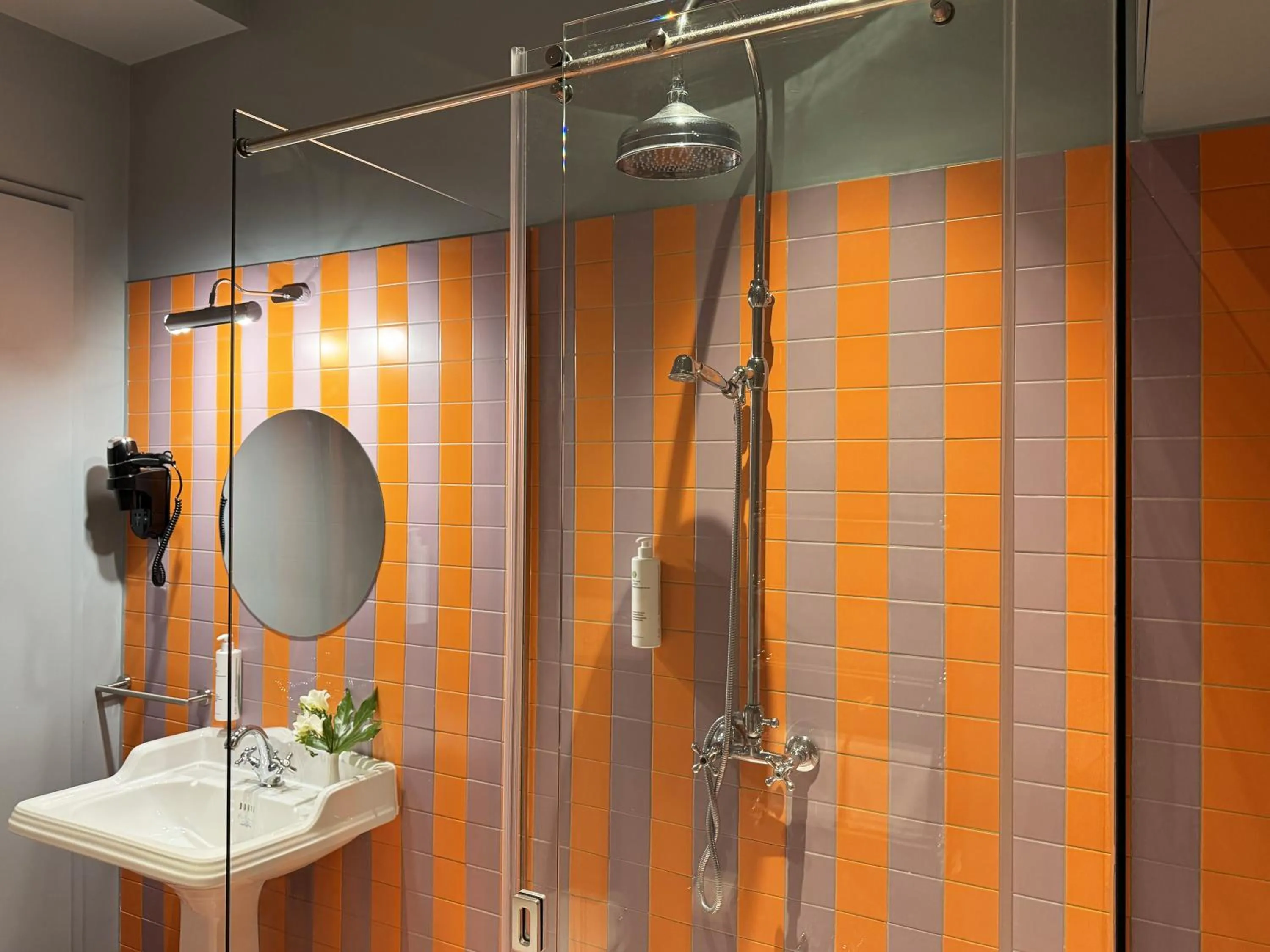 Shower in Hotel Cortina