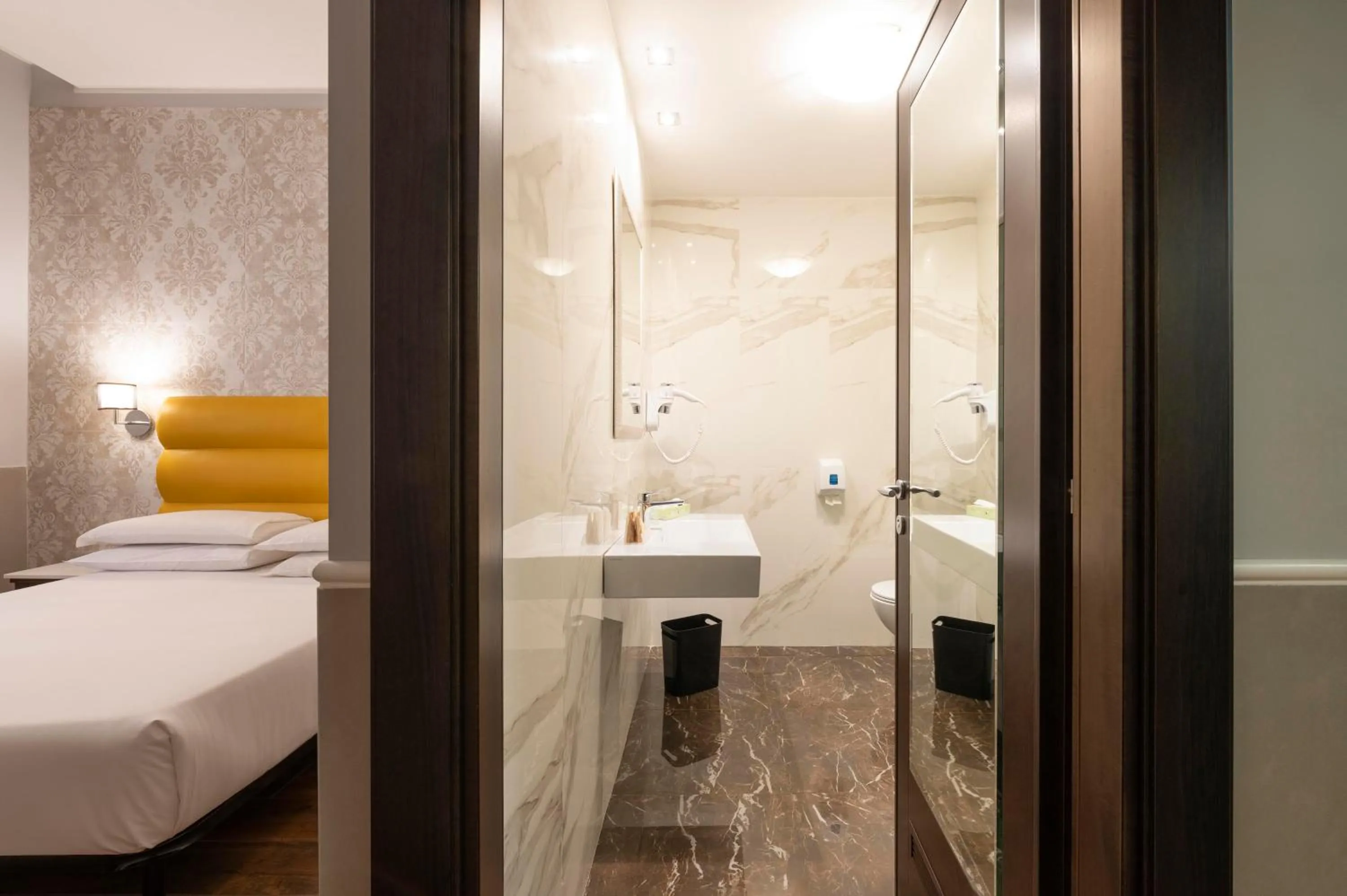 Bathroom, Bed in Hotel Virgilio