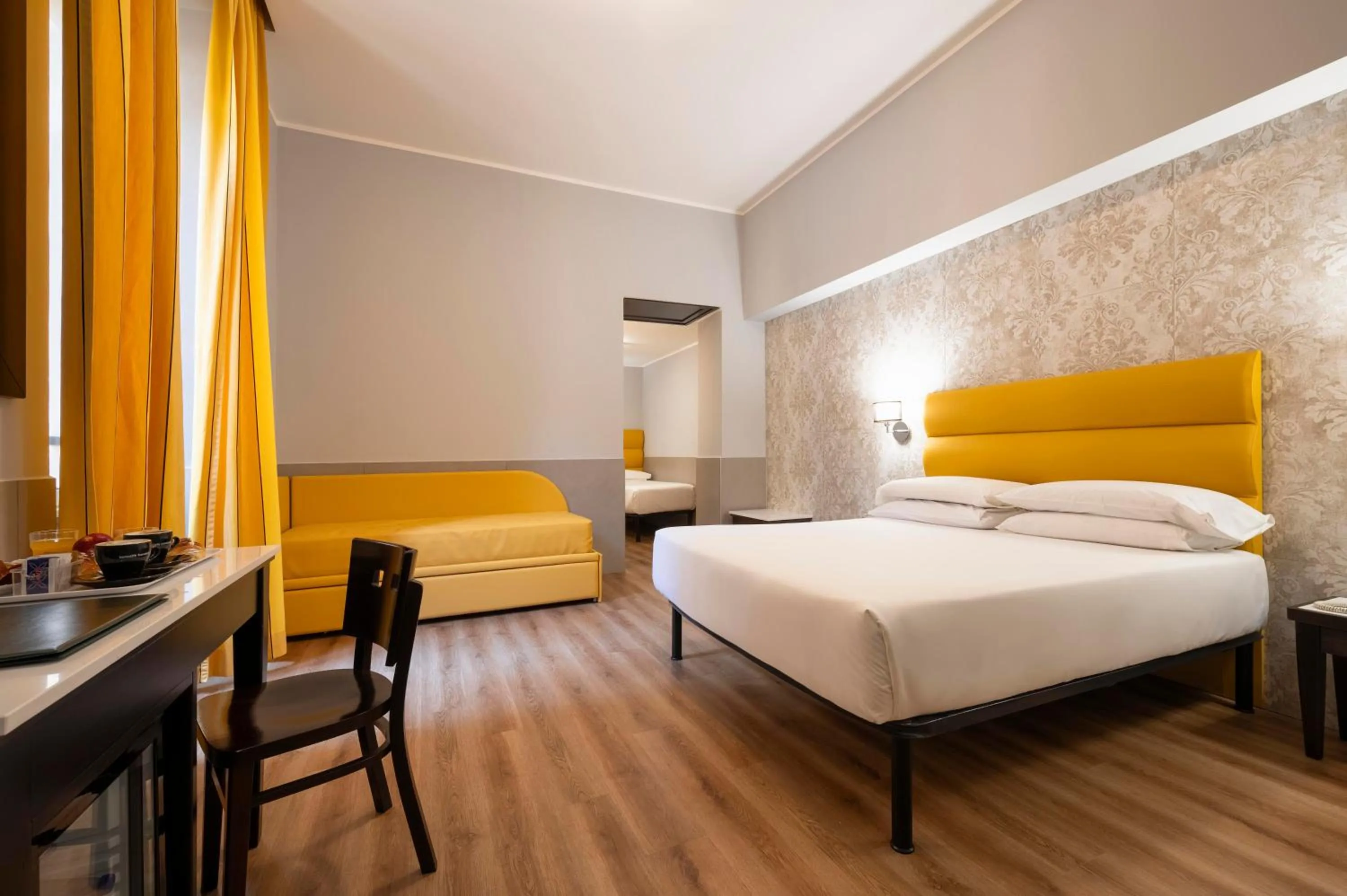 Living room, Bed in Hotel Virgilio