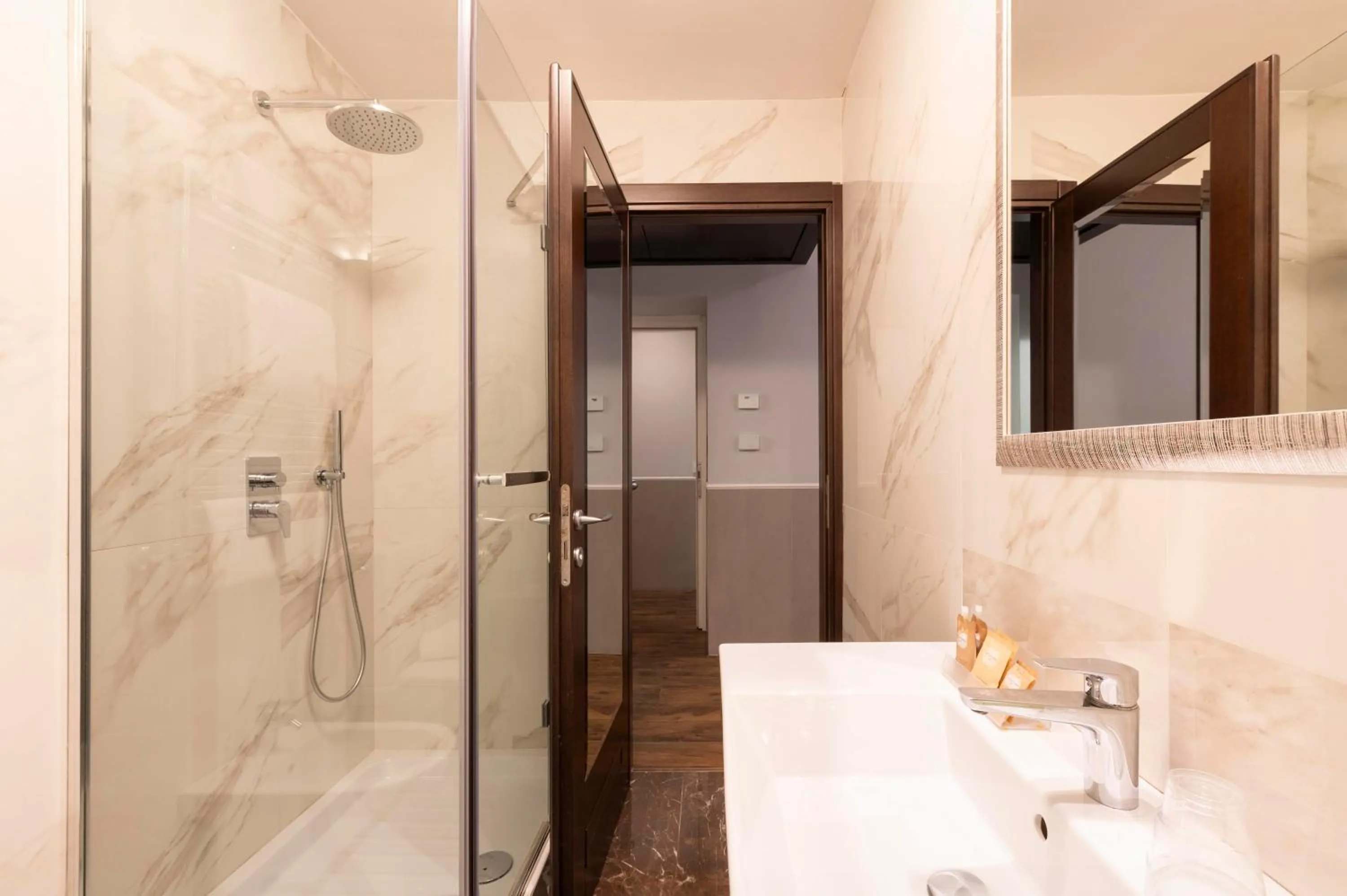 Shower in Hotel Virgilio