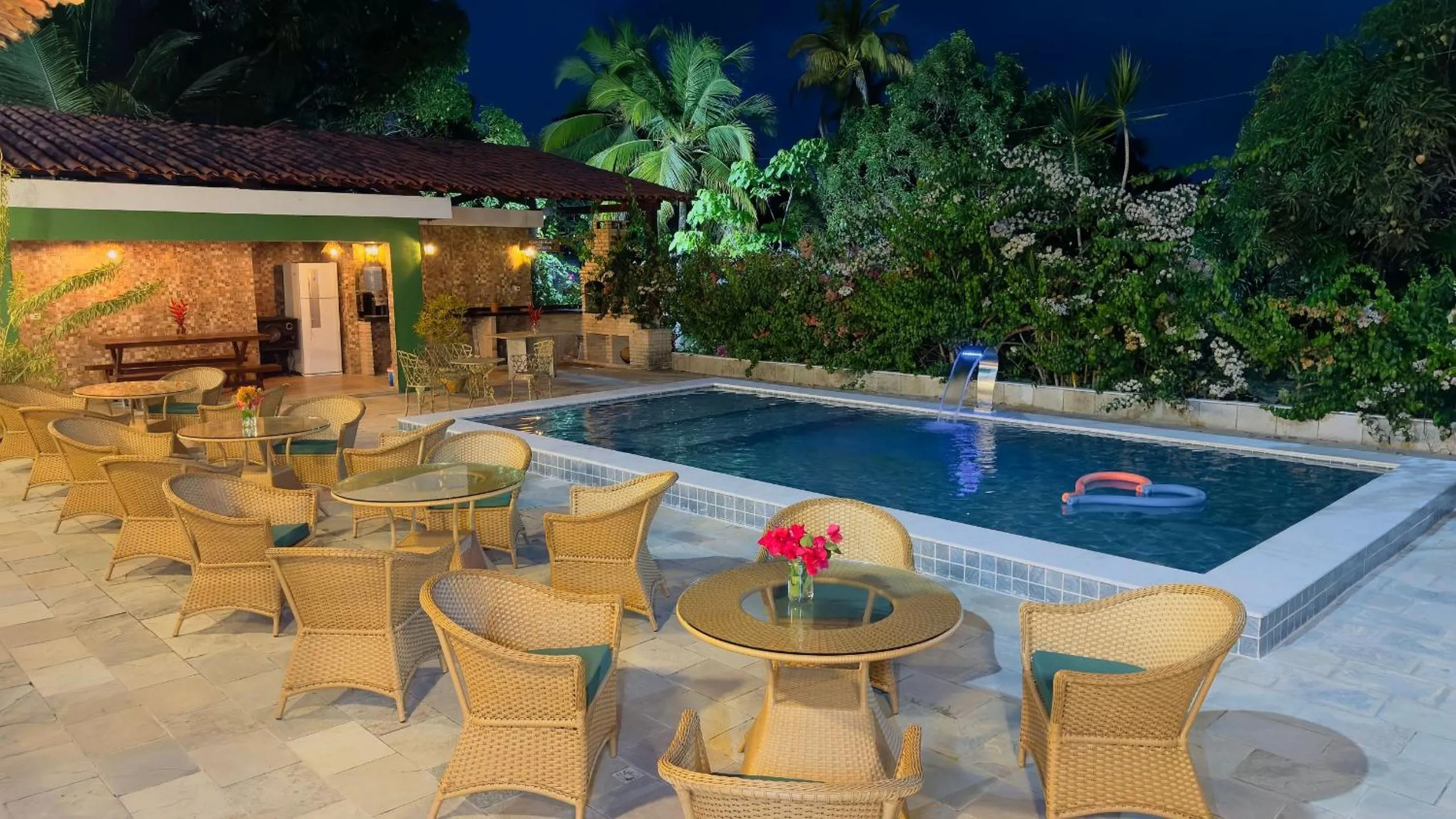 Swimming pool in Hotel Pousada Flor de Alecrim