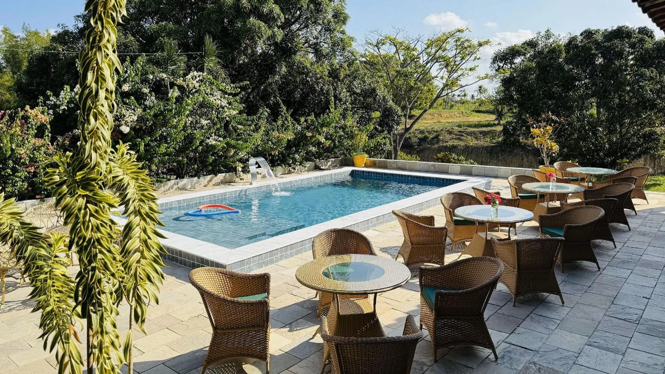 Swimming pool in Hotel Pousada Flor de Alecrim