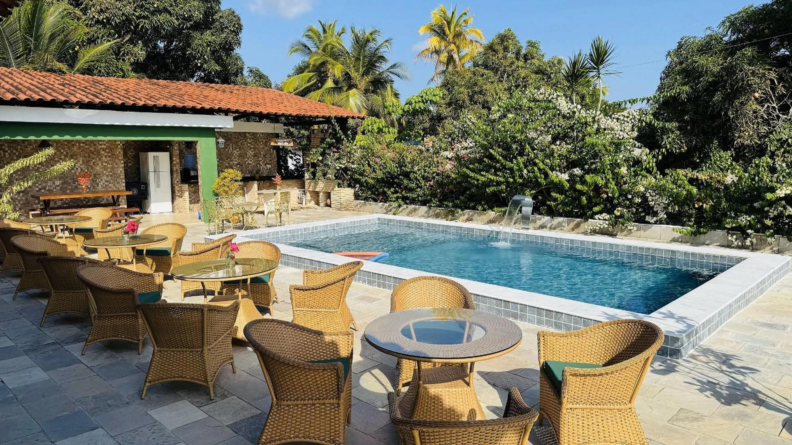 Swimming pool in Hotel Pousada Flor de Alecrim