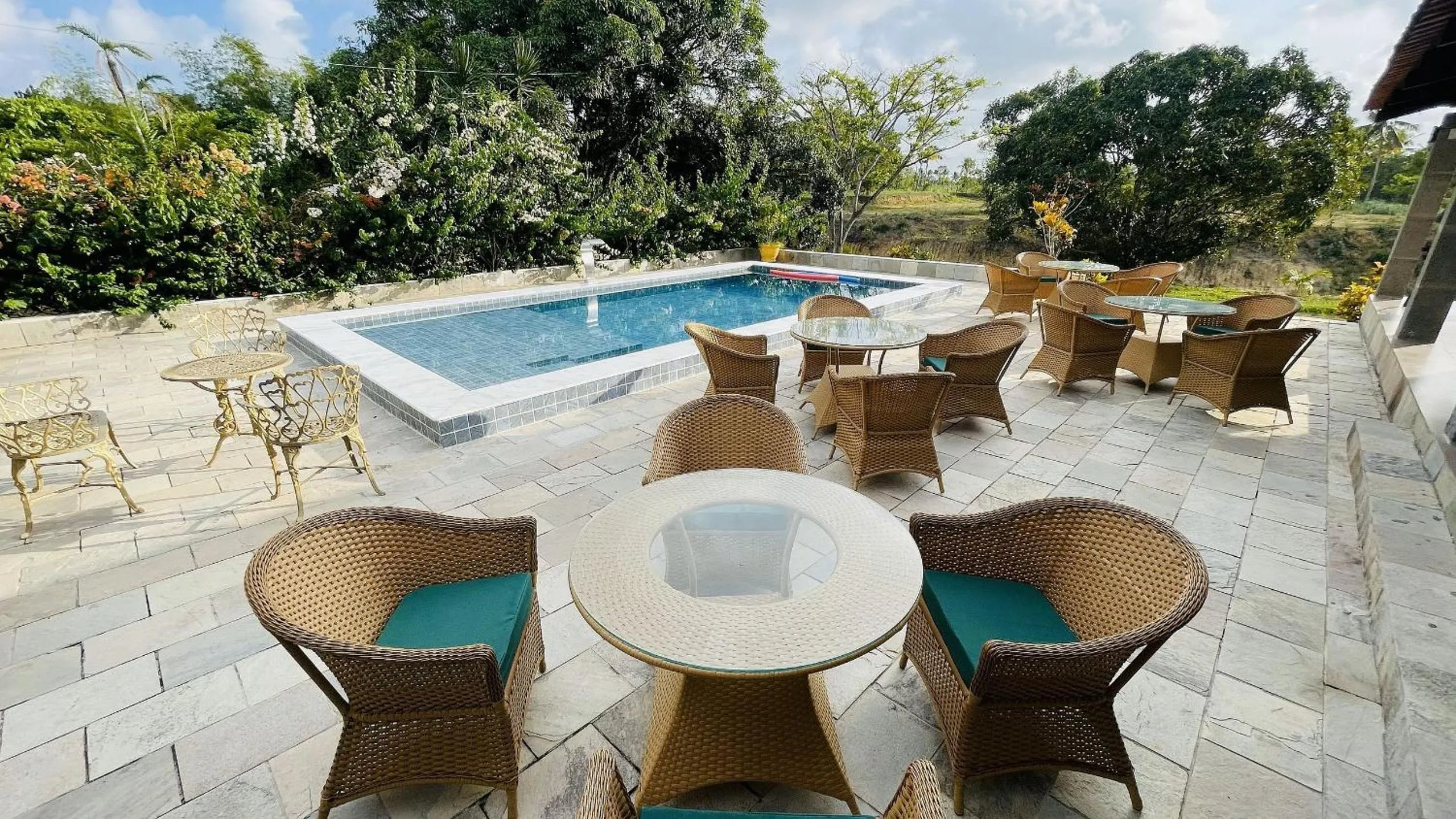 Swimming pool in Hotel Pousada Flor de Alecrim