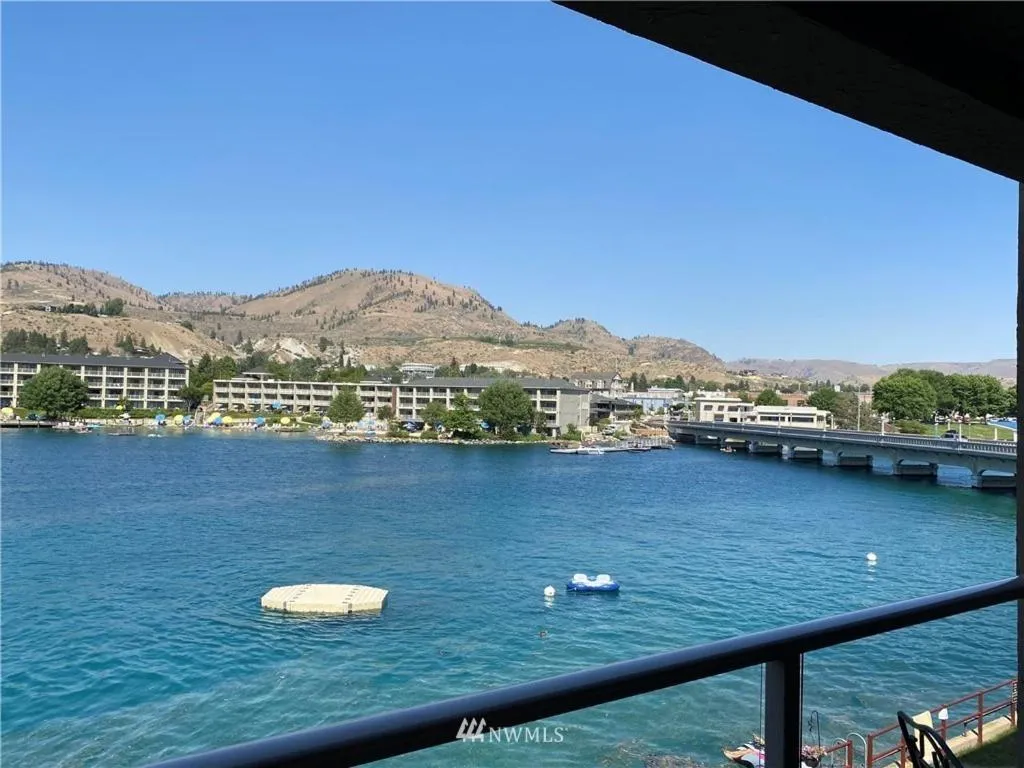 Balcony/Terrace in Grandview Lake Chelan- Waterfront View, Pool, Hot tub, Golf, 1 Min To Downtown