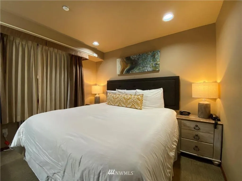 Bed in Grandview Lake Chelan- Waterfront View, Pool, Hot tub, Golf, 1 Min To Downtown