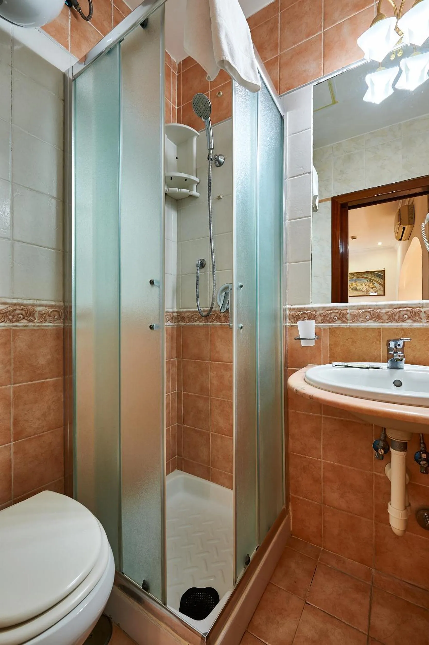 Shower in Hotel Virginia