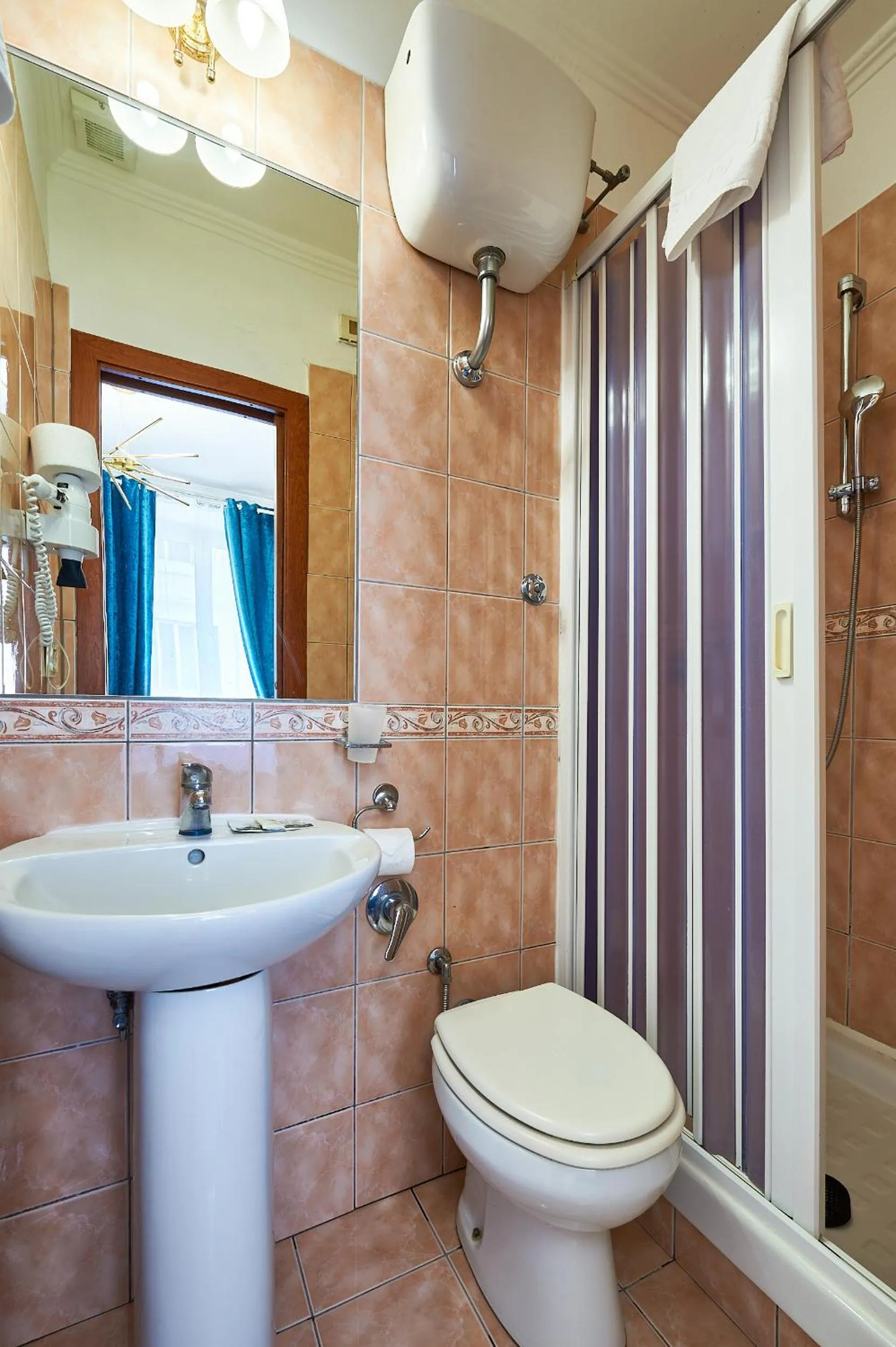 Shower in Hotel Virginia