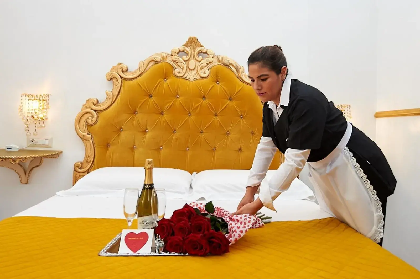 Staff, Bed in Hotel Virginia Staff, Bed in Hotel Virginia