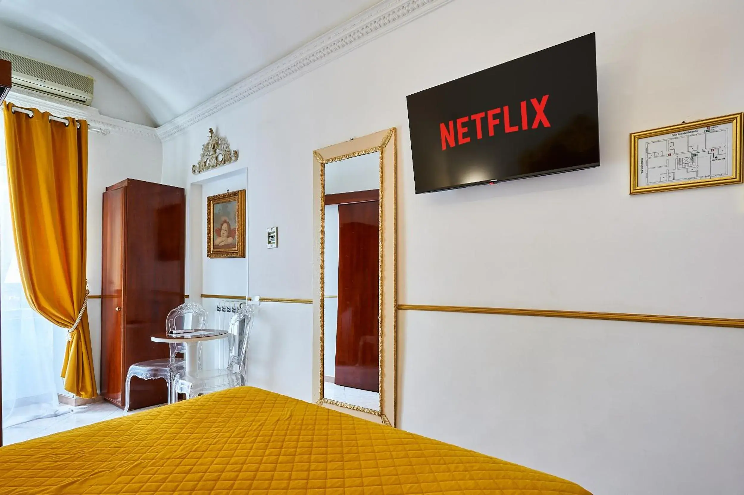 TV and multimedia, Bed in Hotel Virginia TV and multimedia, Bed in Hotel Virginia