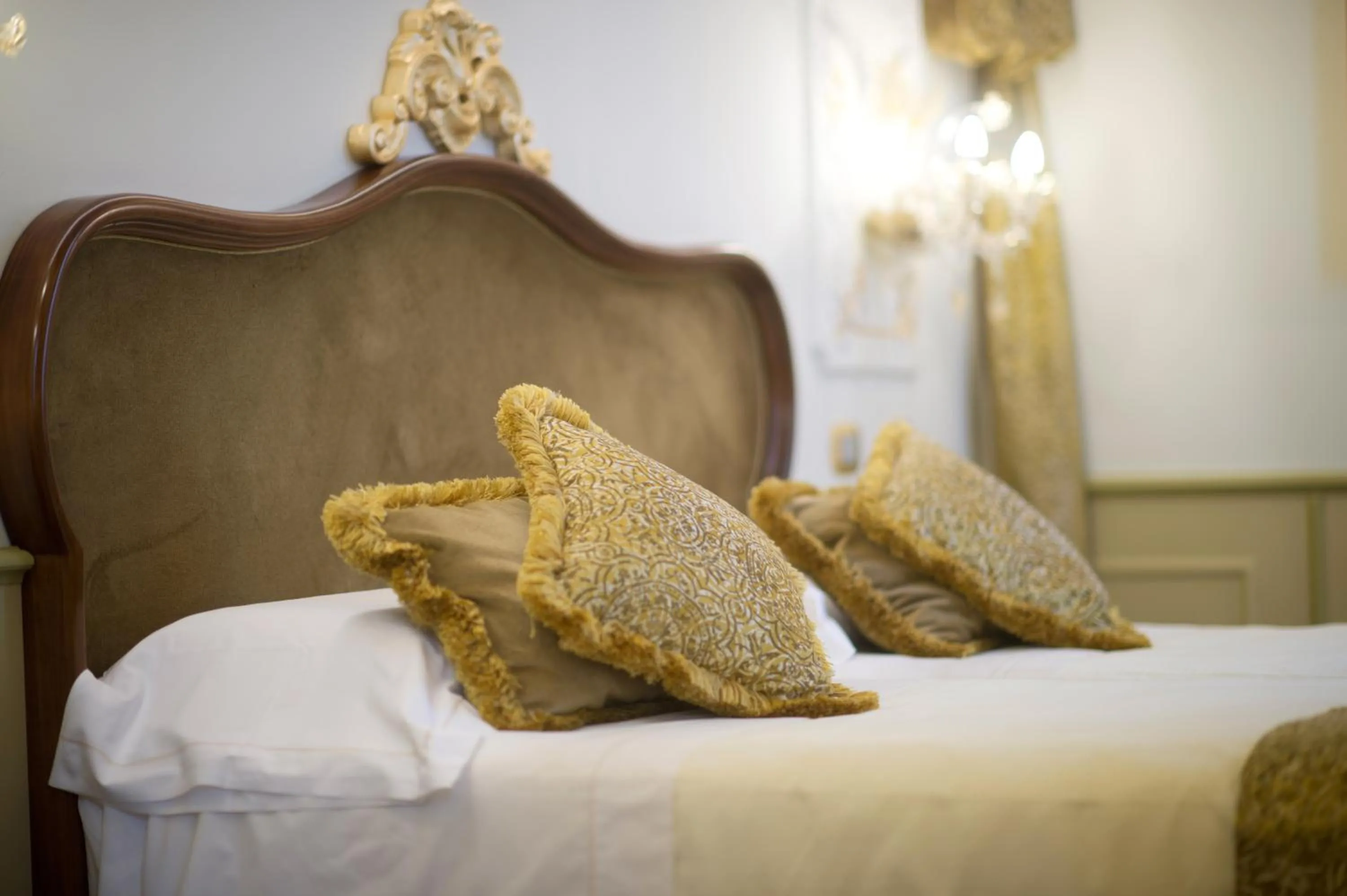 Bed in Monaco & Grand Canal