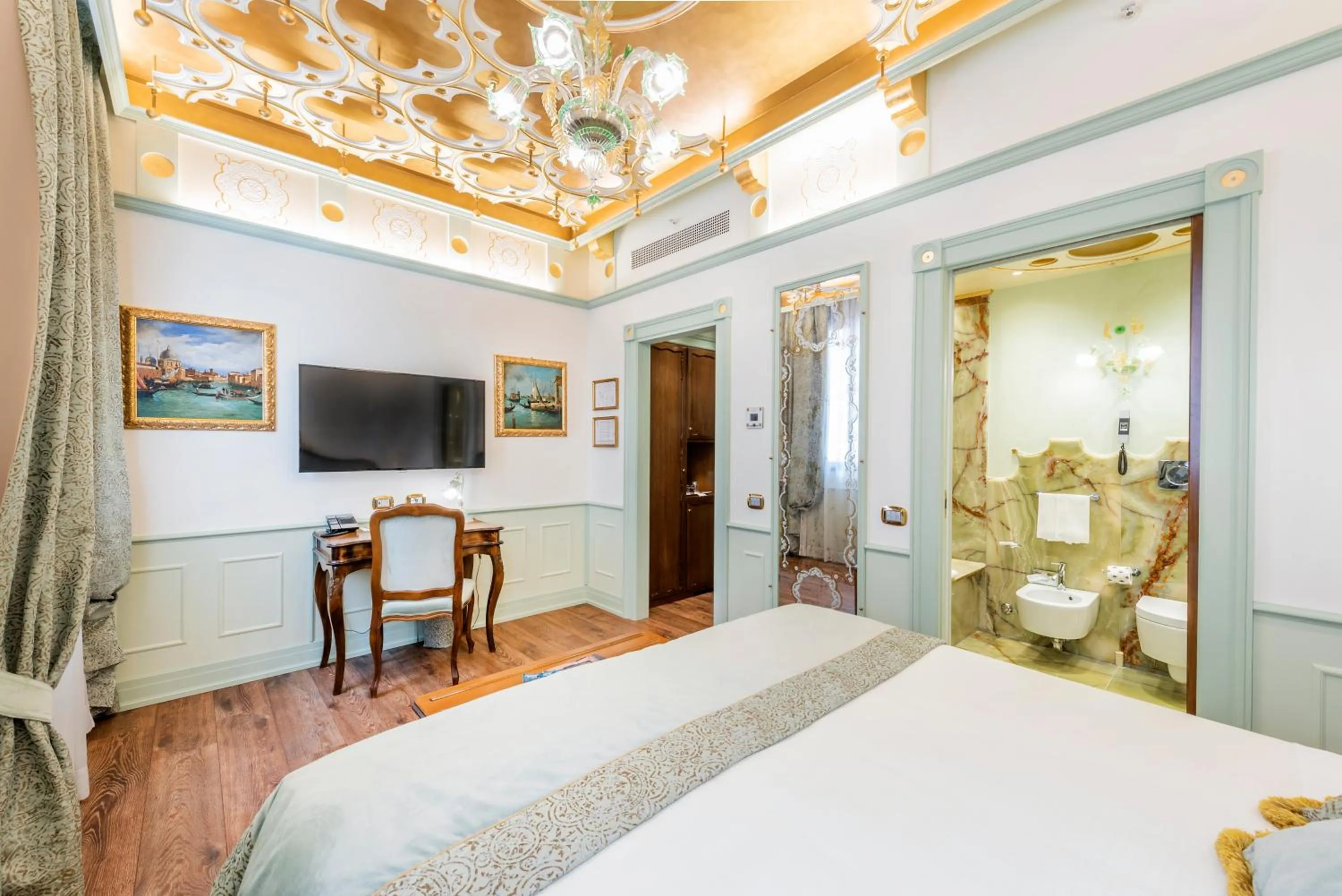 Photo of the whole room, Bed in Monaco & Grand Canal