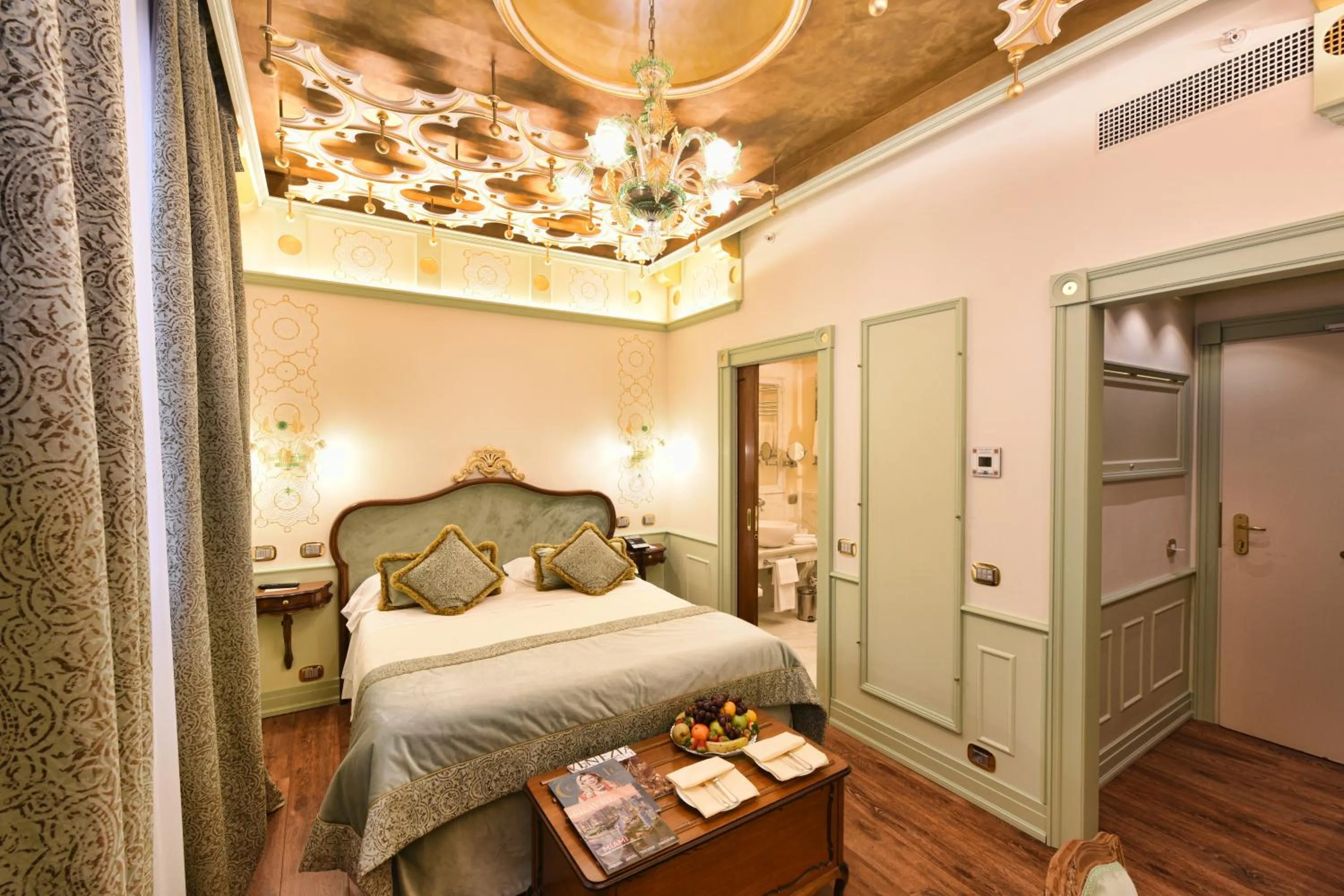 Bedroom, Bed in Monaco & Grand Canal
