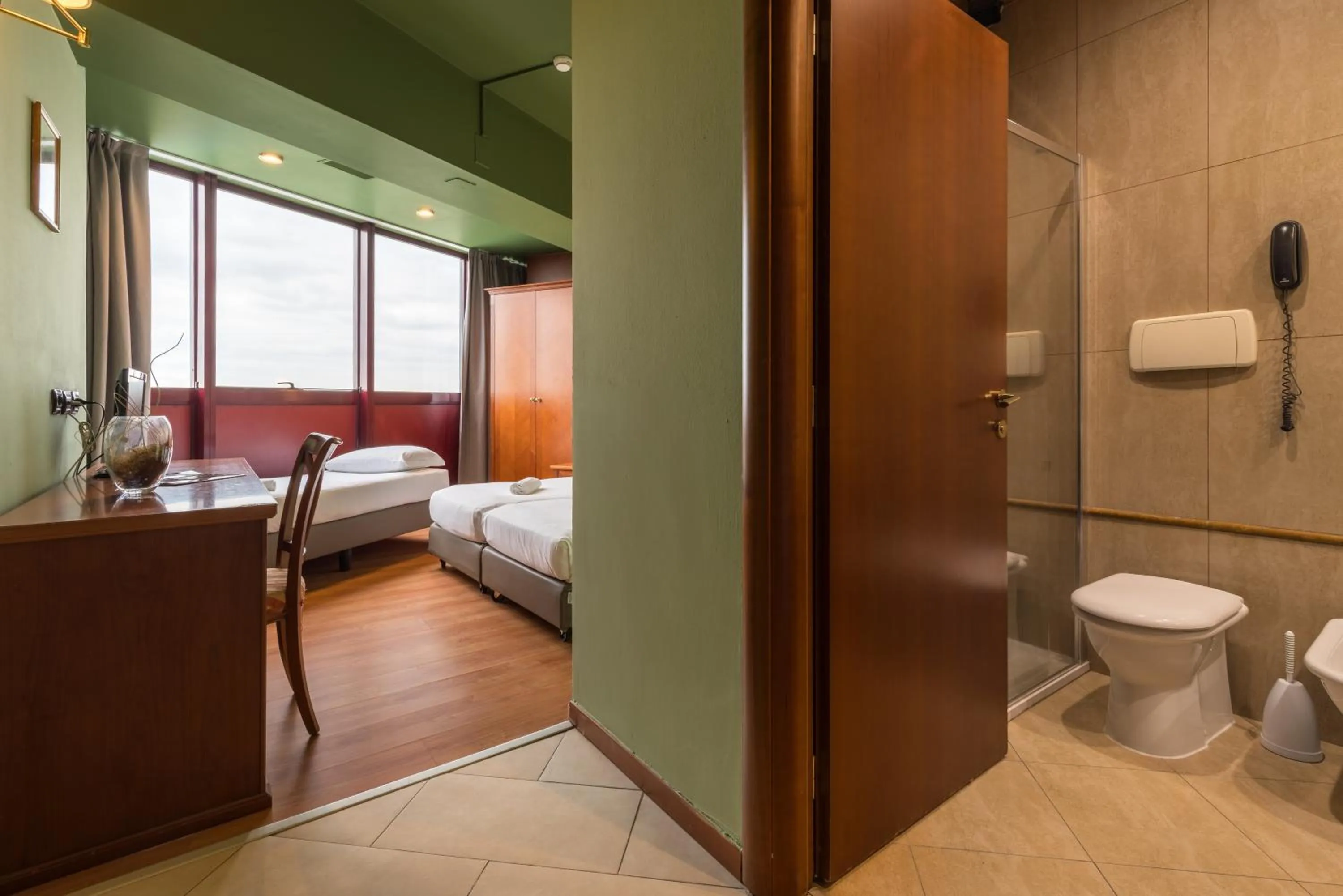 Shower, Bed in Hotel Antares Sport Beauty & Wellness