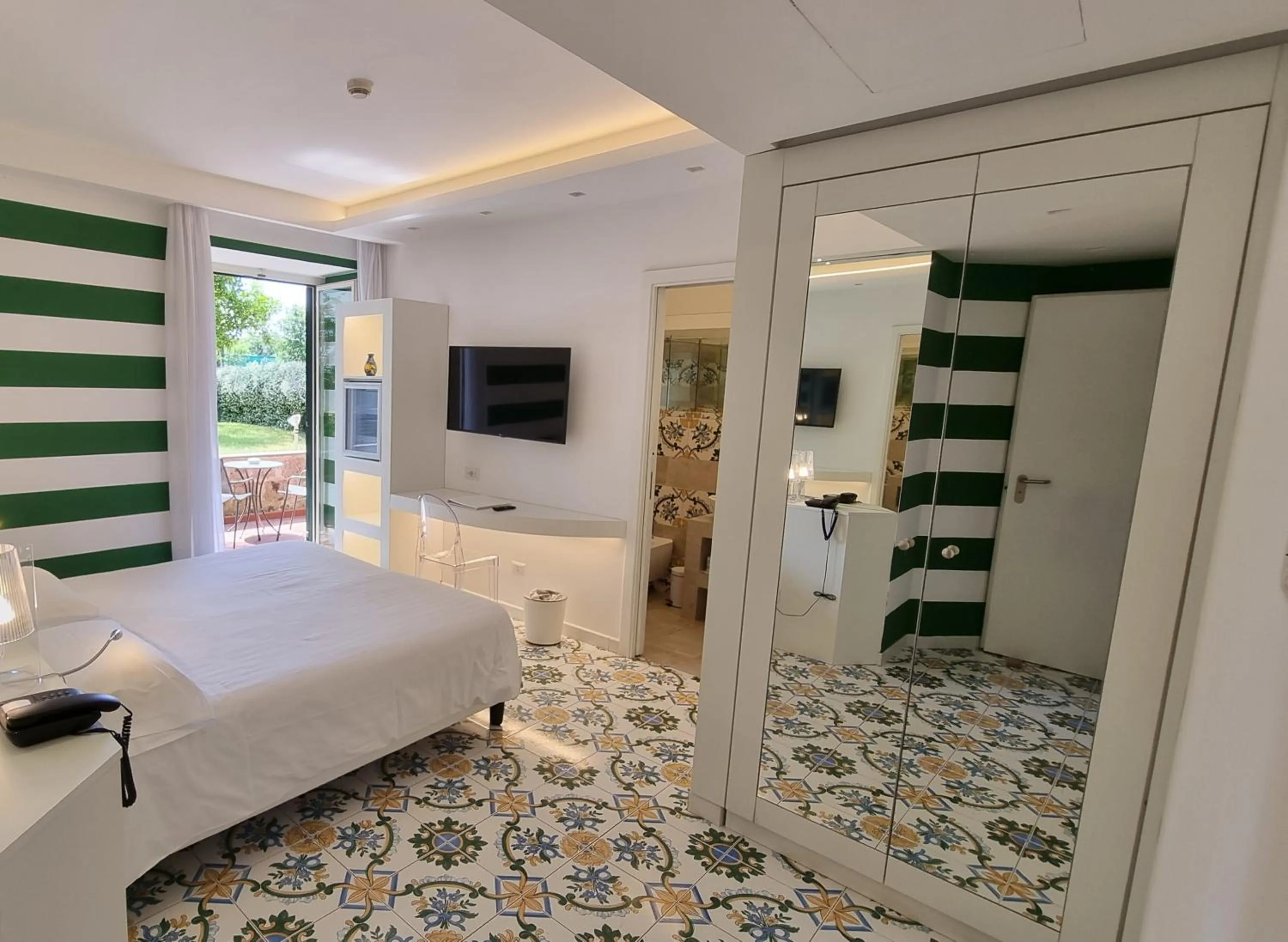 Patio, Bed in Hotel Alpha