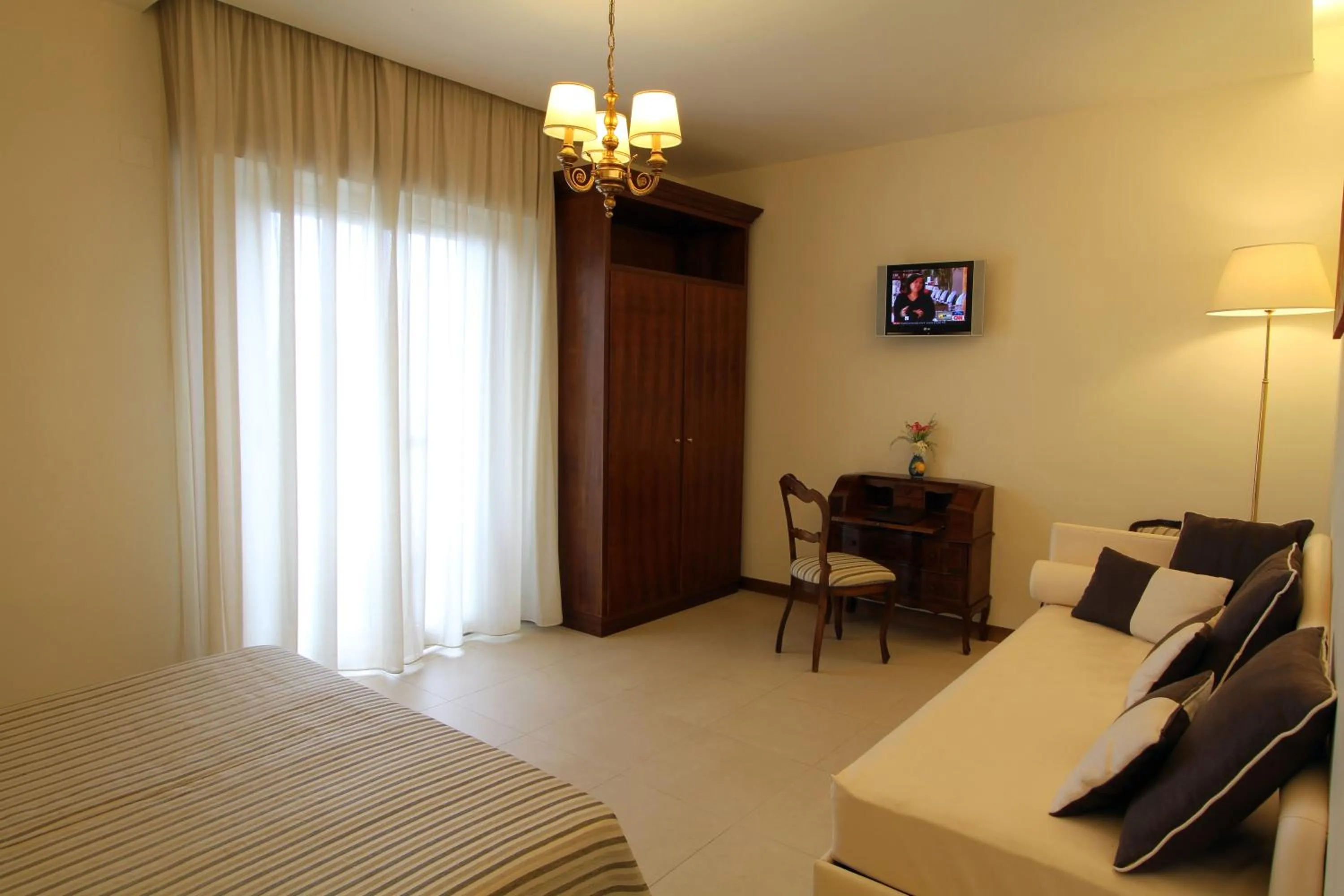 Bedroom, Bed in Hotel Alpha