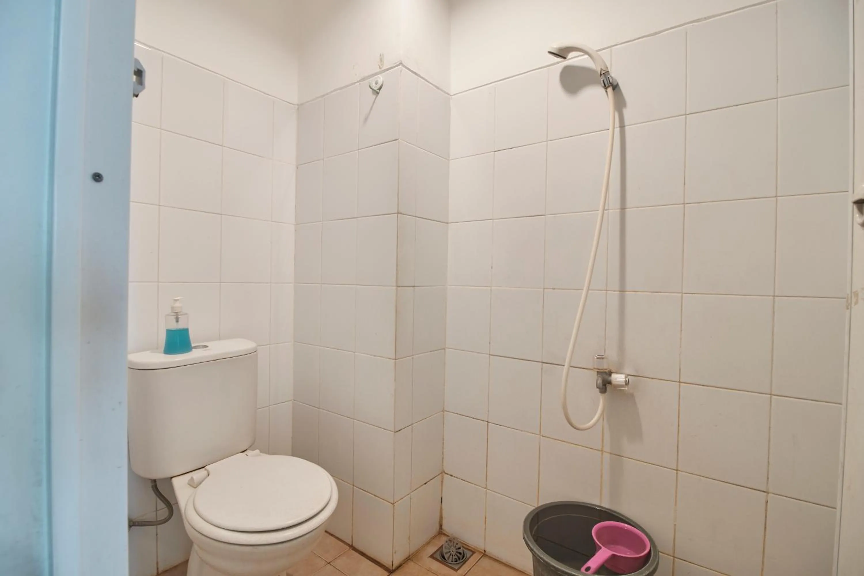 Shower in Room Rendi Gunung Putri Square