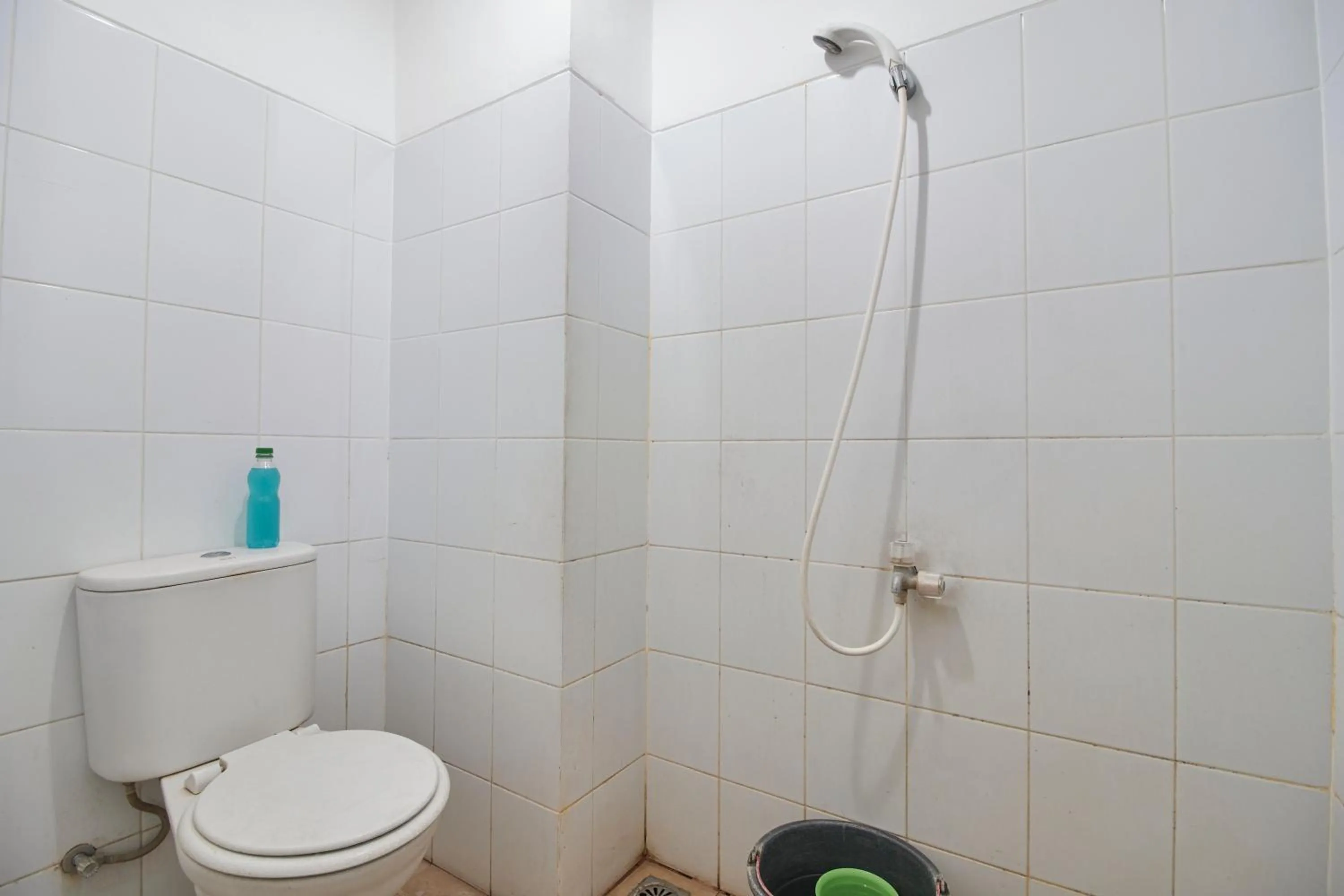 Shower in Room Rendi Gunung Putri Square