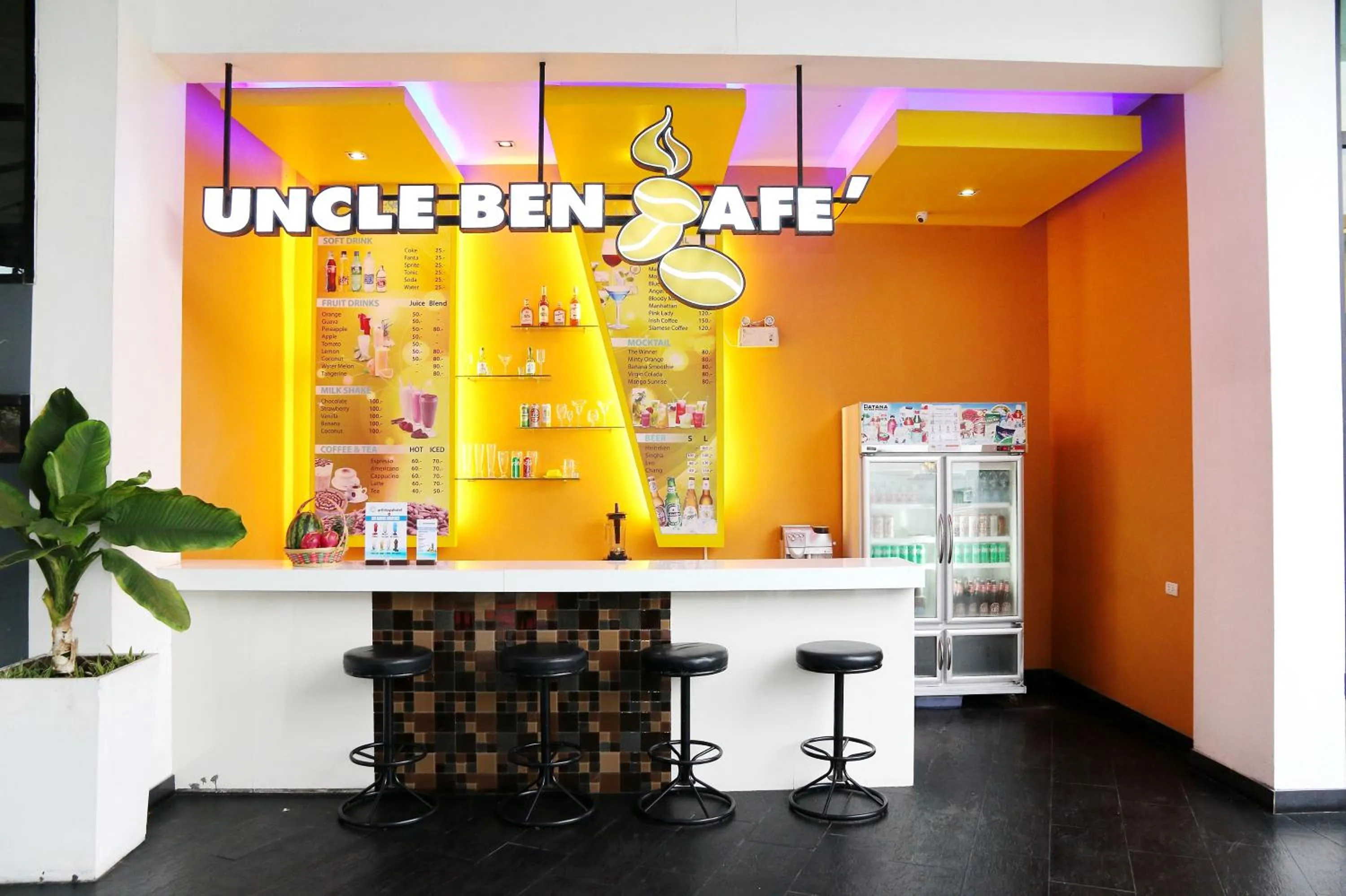 Lounge or bar in Arthitaya Green Nature Hotel & Lakkhana Poolside Resort