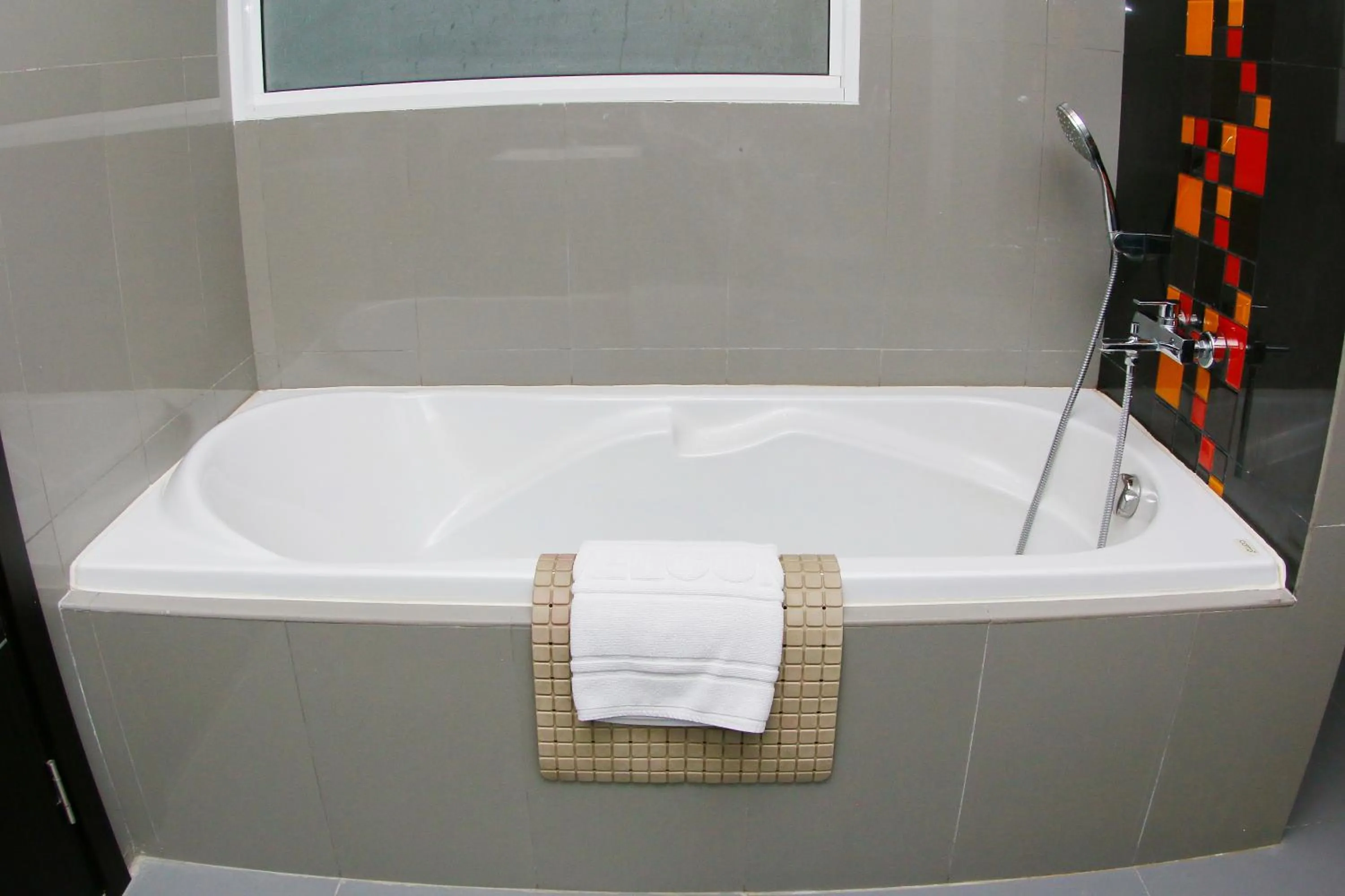 Bath in Arthitaya Green Nature Hotel & Lakkhana Poolside Resort