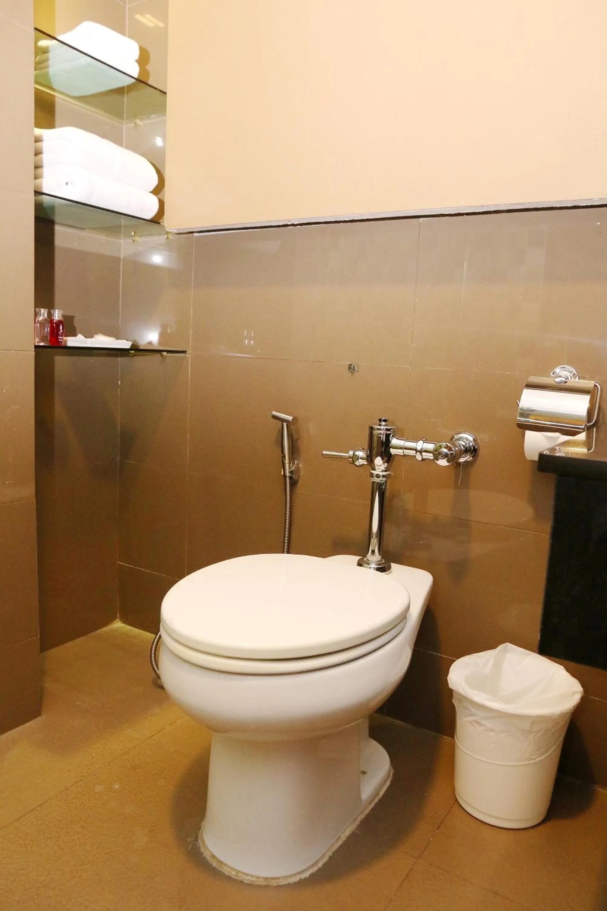 Toilet in Arthitaya Green Nature Hotel & Lakkhana Poolside Resort