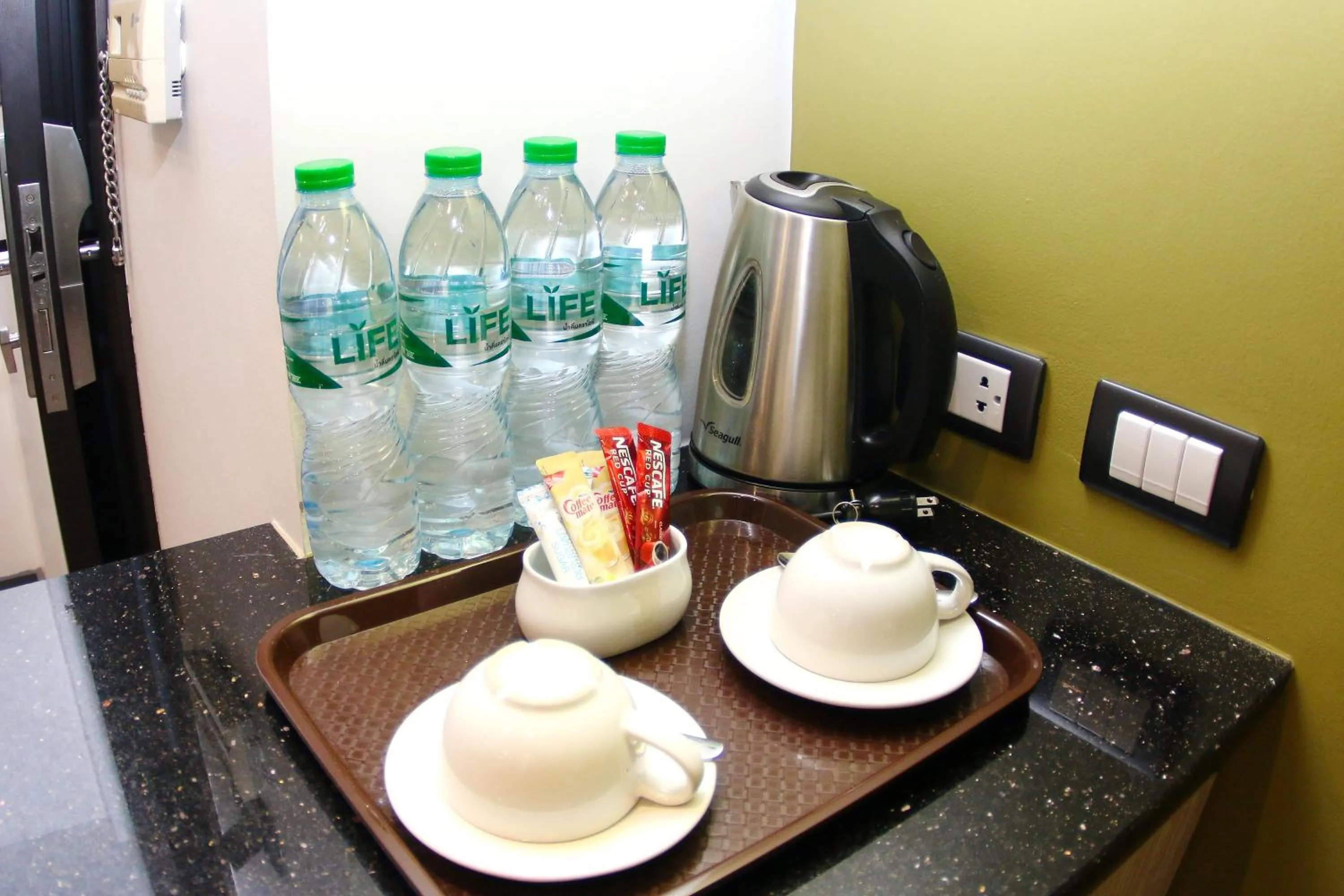 Coffee/tea facilities in Arthitaya Green Nature Hotel & Lakkhana Poolside Resort