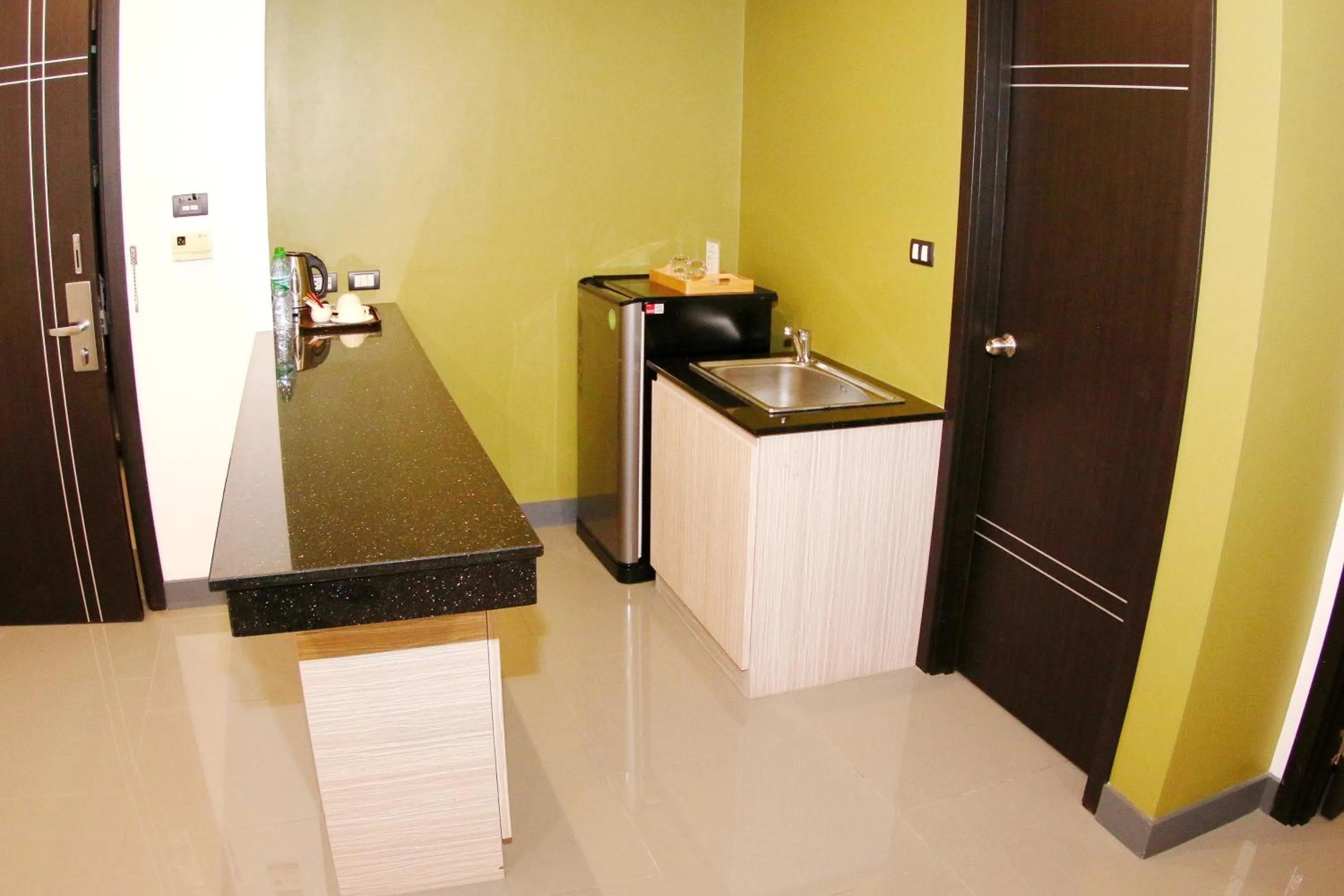 Coffee/tea facilities in Arthitaya Green Nature Hotel & Lakkhana Poolside Resort