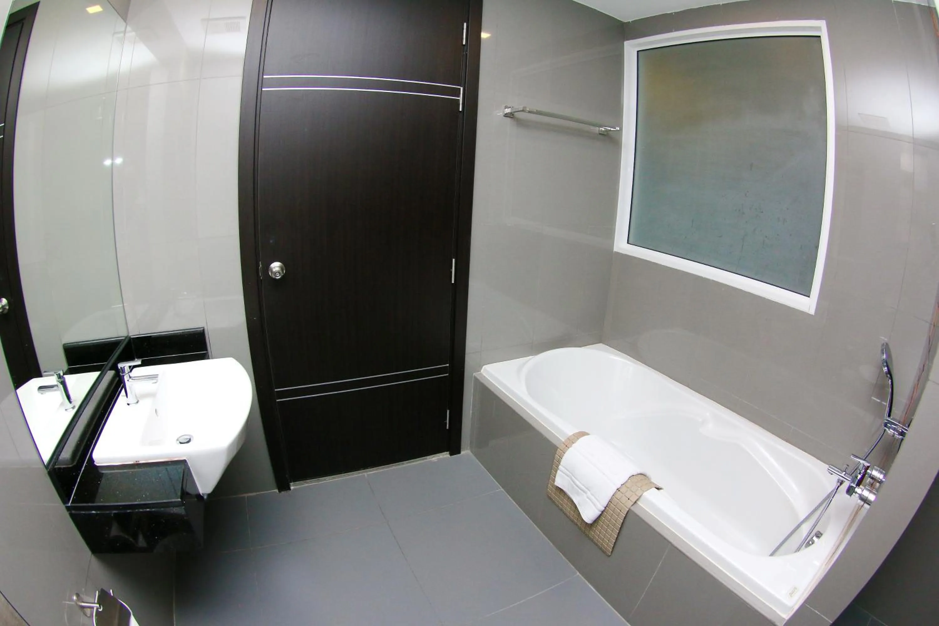 Shower in Arthitaya Green Nature Hotel & Lakkhana Poolside Resort