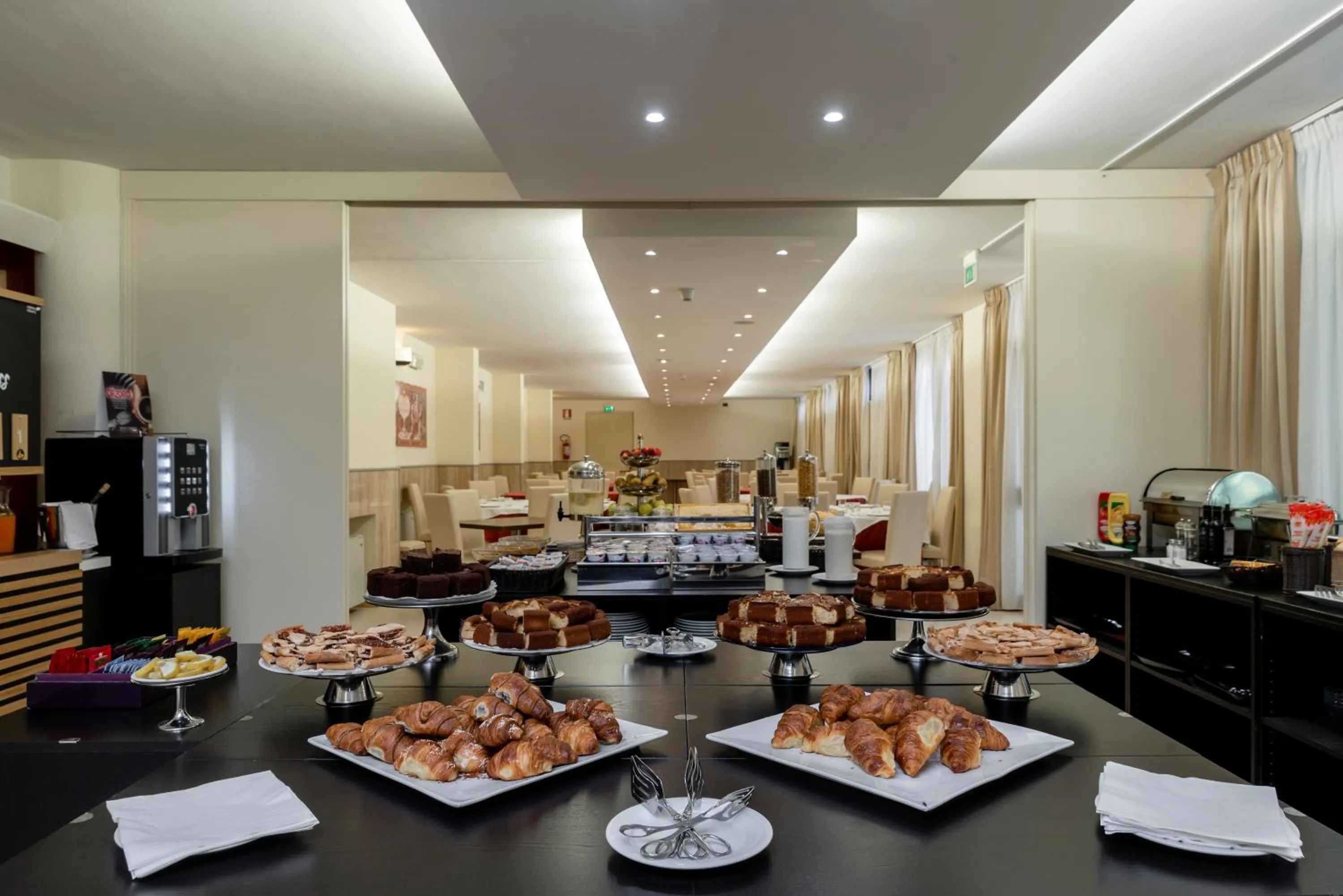 Restaurant/places to eat in Hotel Executive