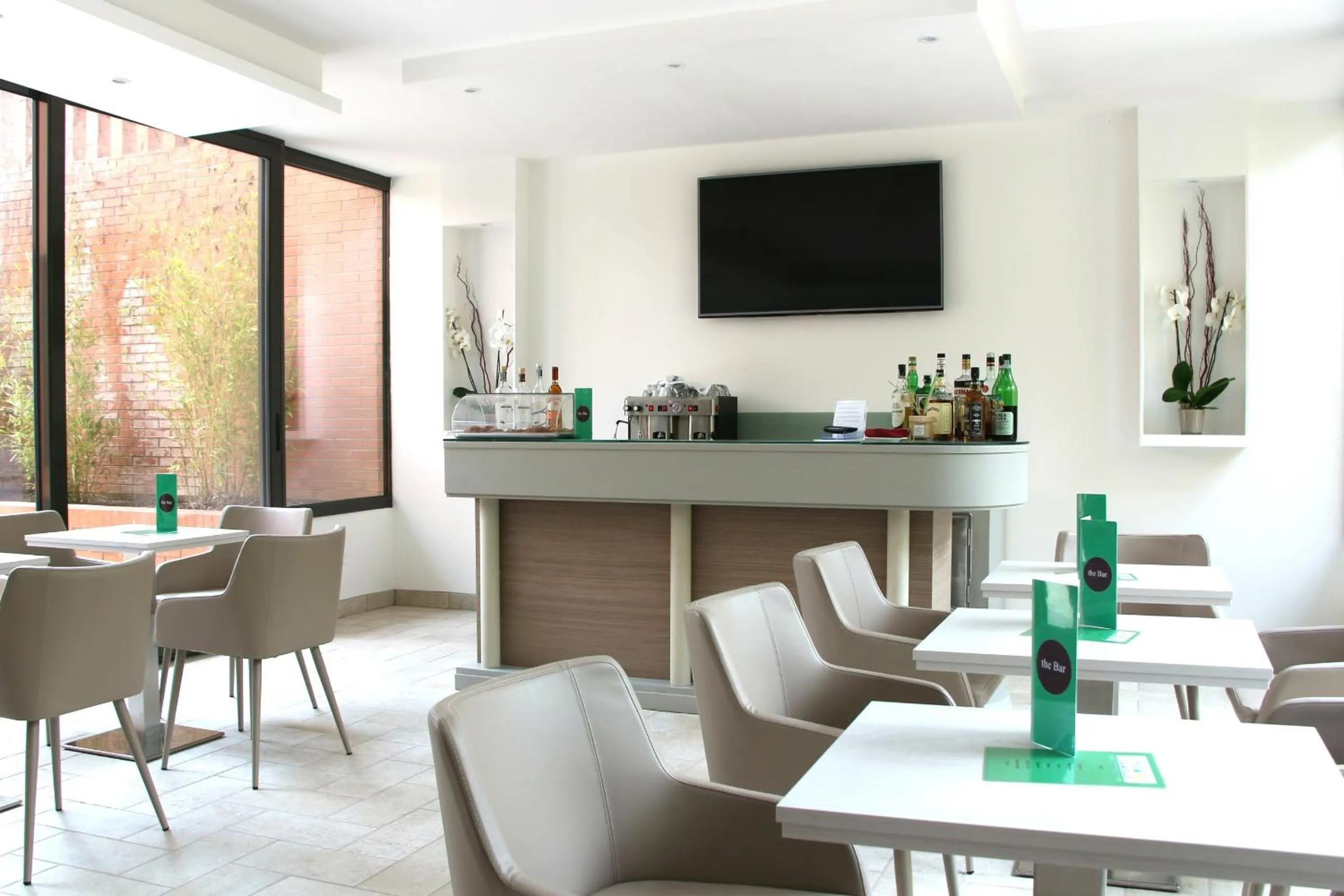 Communal lounge/ TV room in Hotel Executive