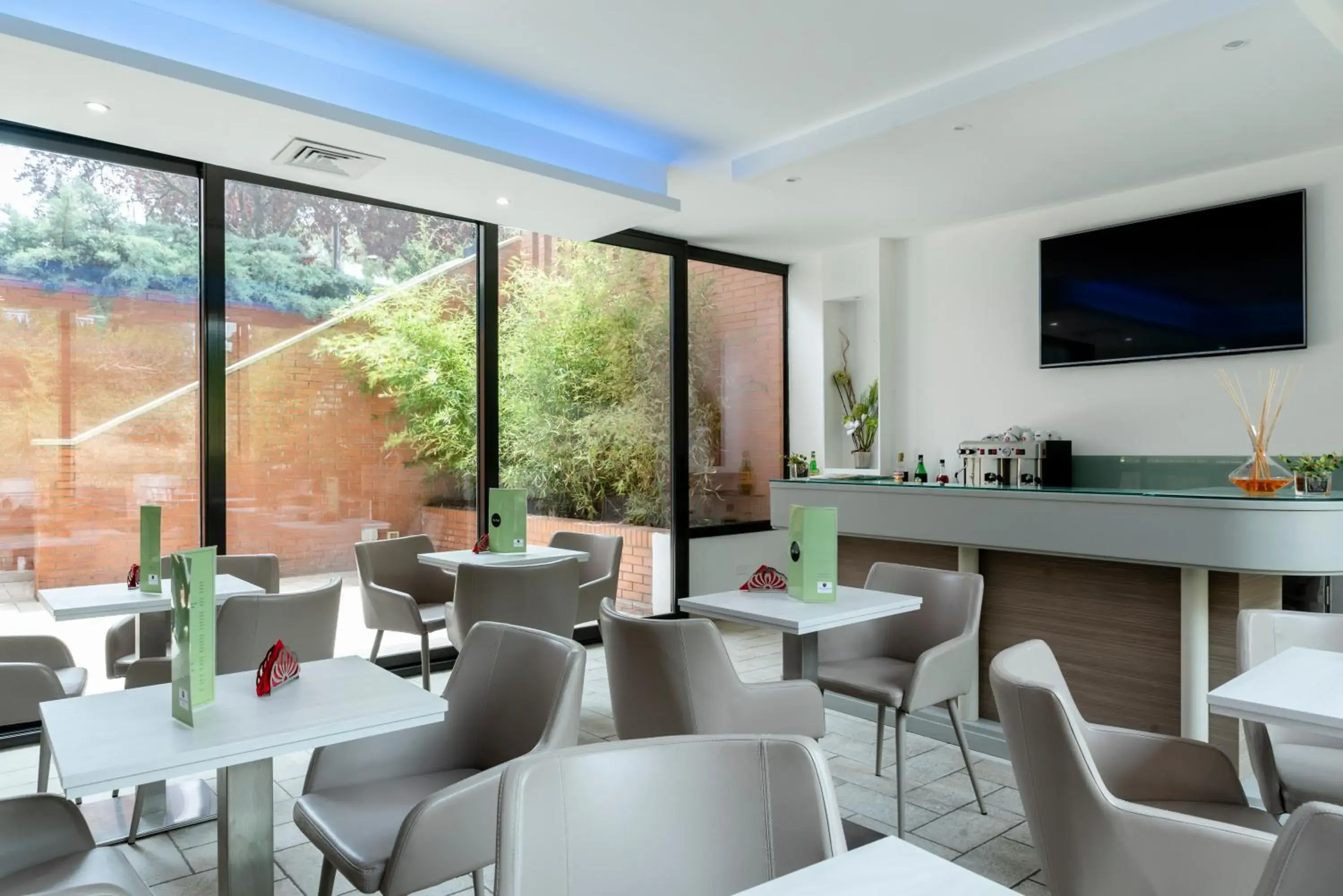 Lounge or bar in Hotel Executive Lounge or bar in Hotel Executive