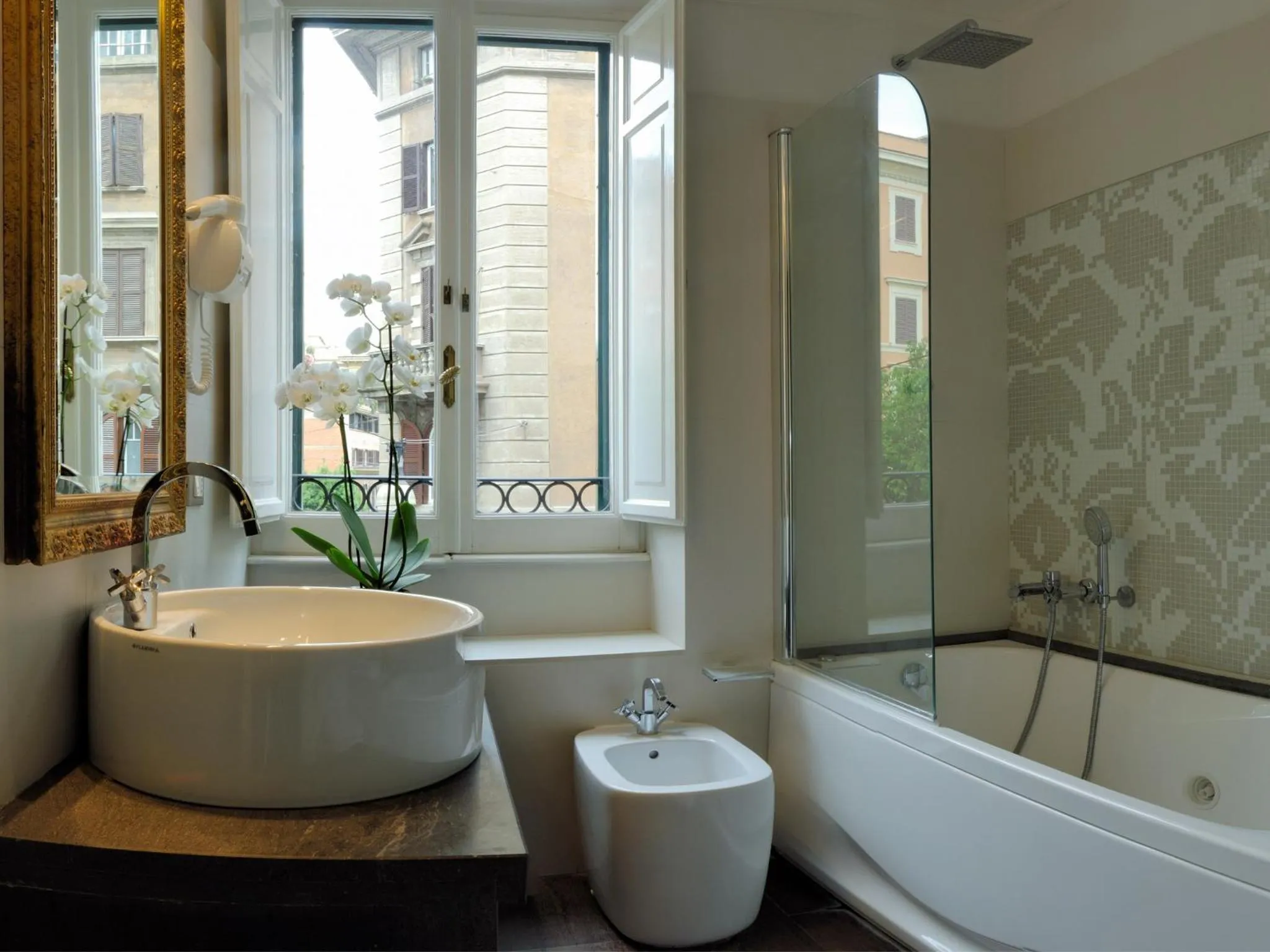 Shower in Atlante Star Hotel