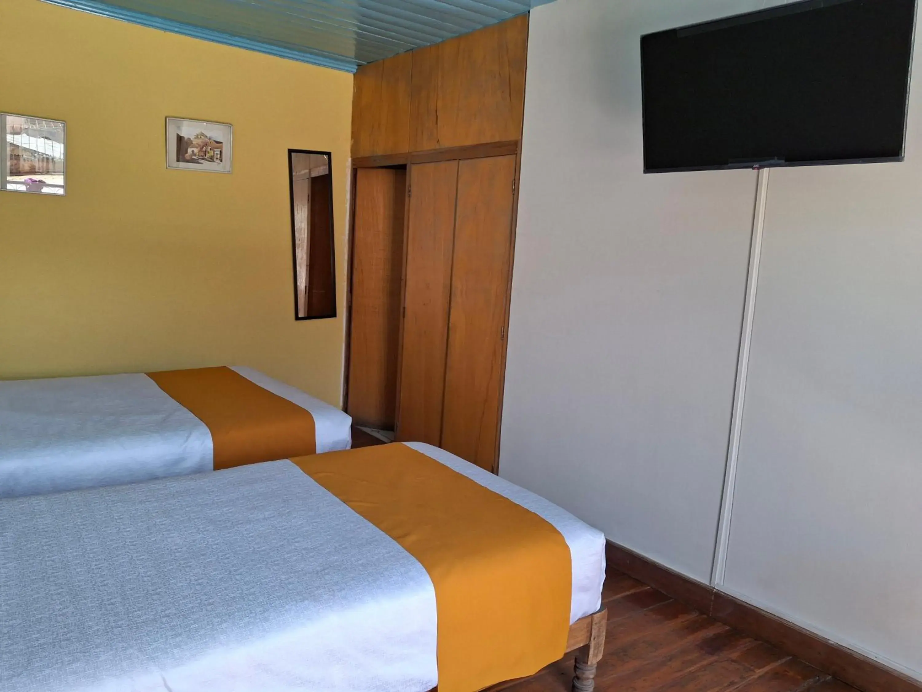 Twin Room in Hostal Lluvia de Oro Twin Room in Hostal Lluvia de Oro