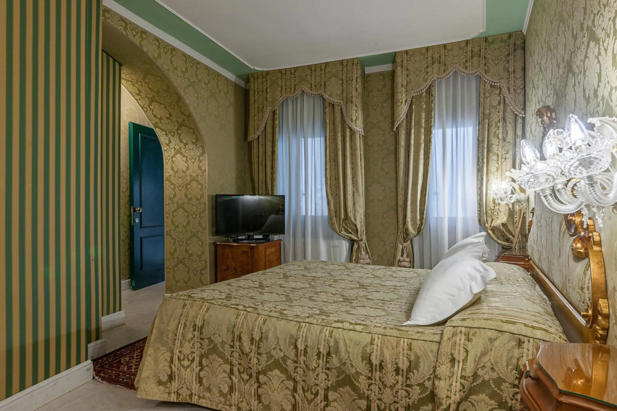 Photo of the whole room, Bed in Al Ponte Antico