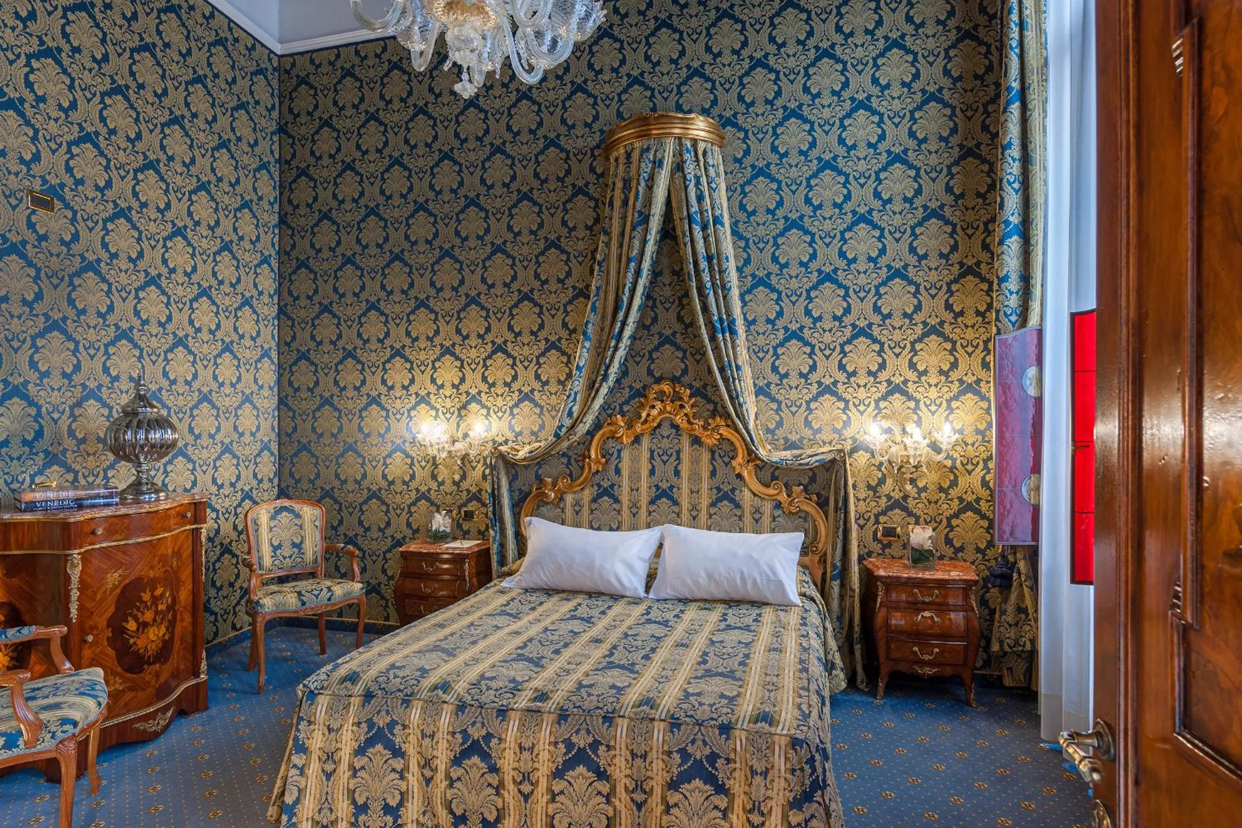 Photo of the whole room, Bed in Al Ponte Antico