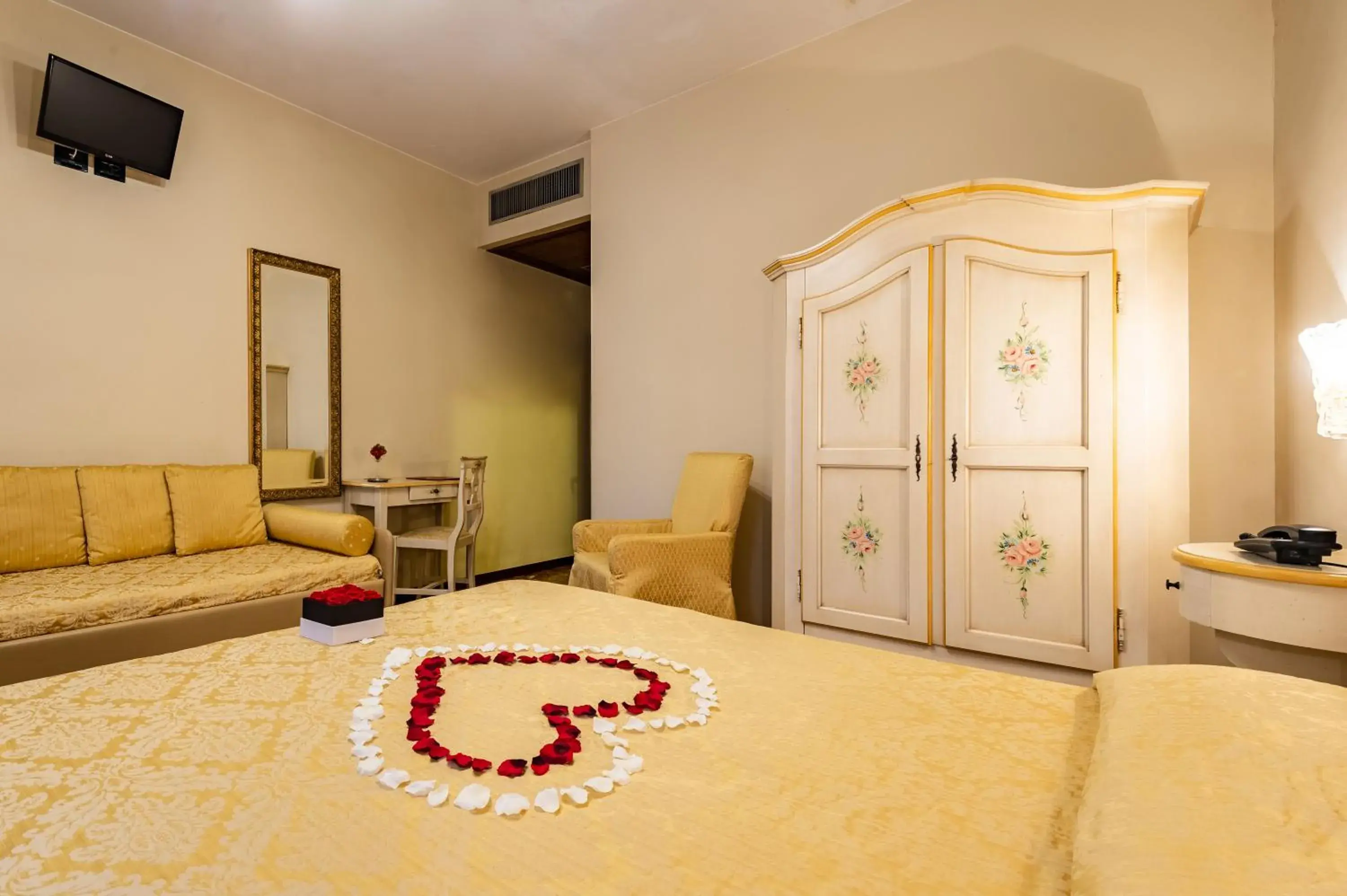 Bed in Hotel Mercurio Bed in Hotel Mercurio