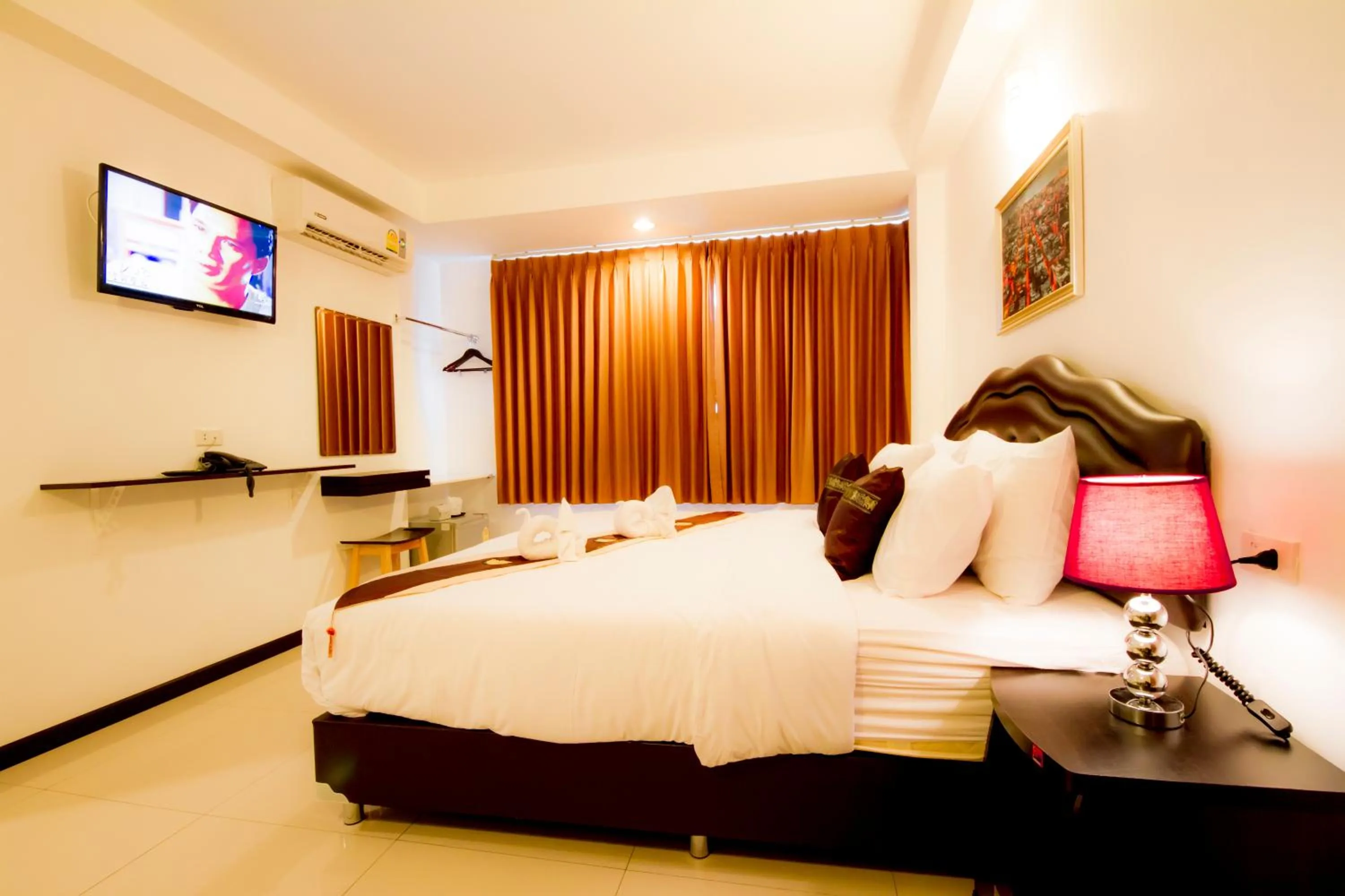 Photo of the whole room, Bed in TH beach hotel