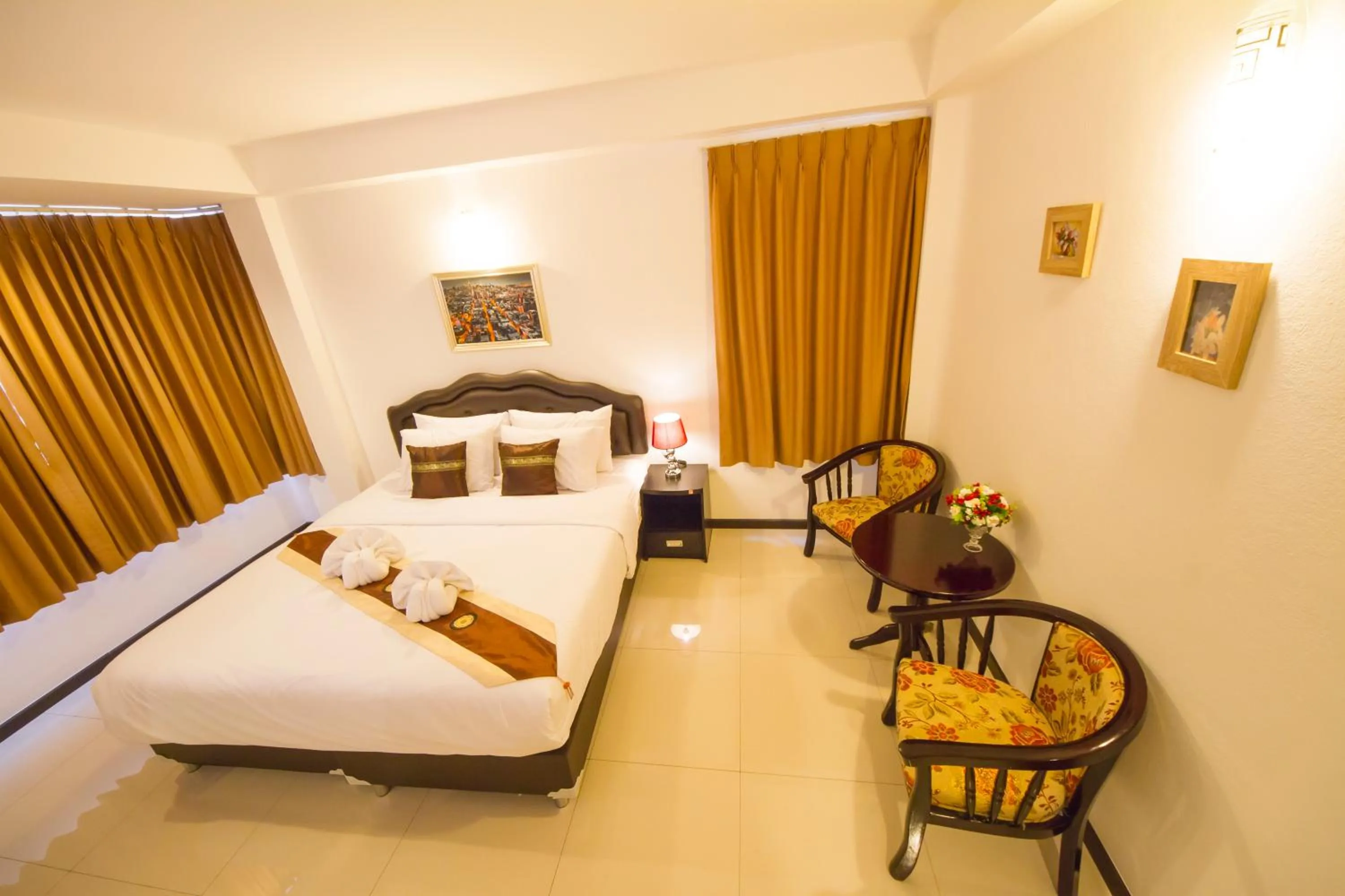 Photo of the whole room, Bed in TH beach hotel