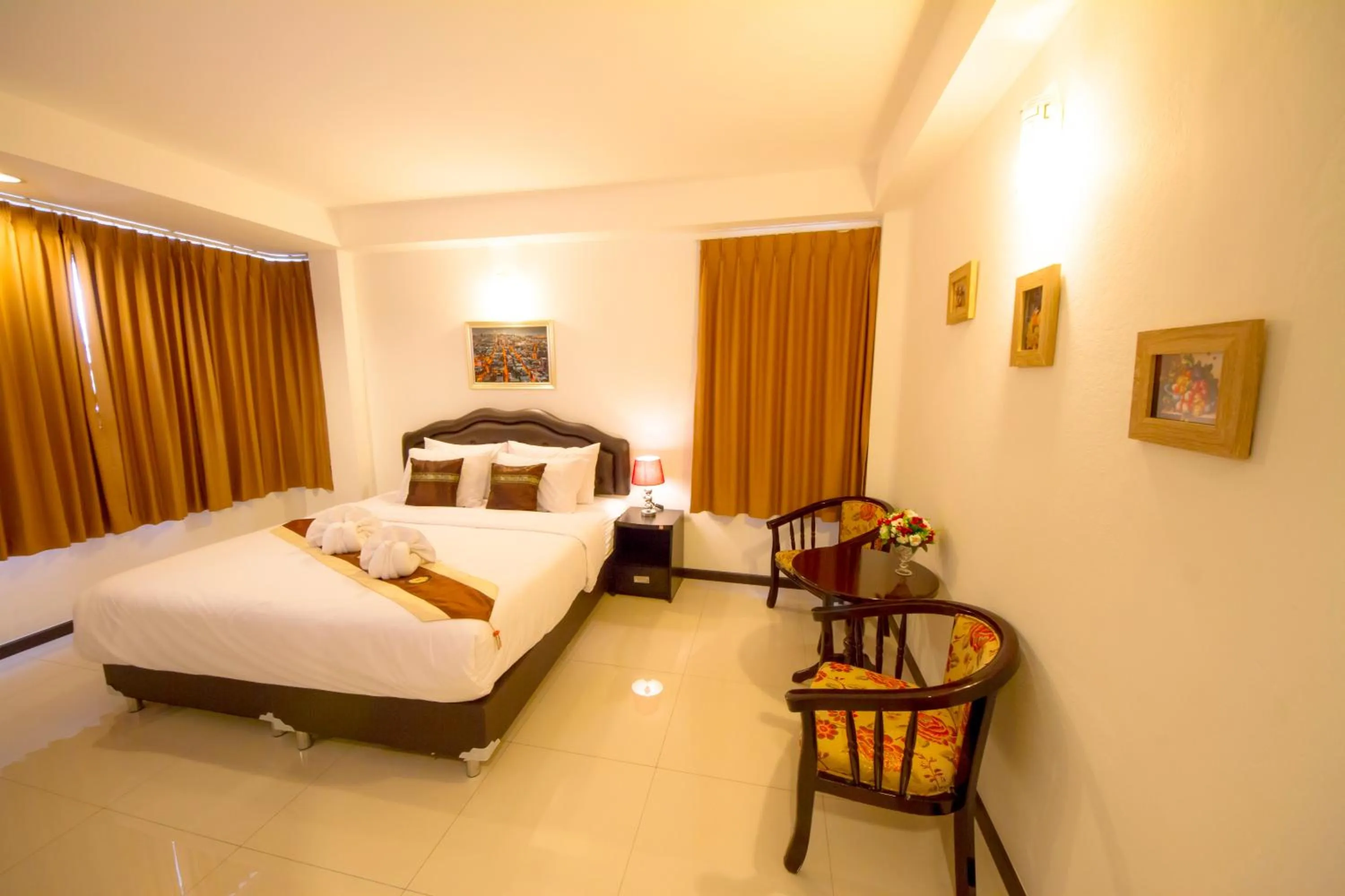 Photo of the whole room, Bed in TH beach hotel