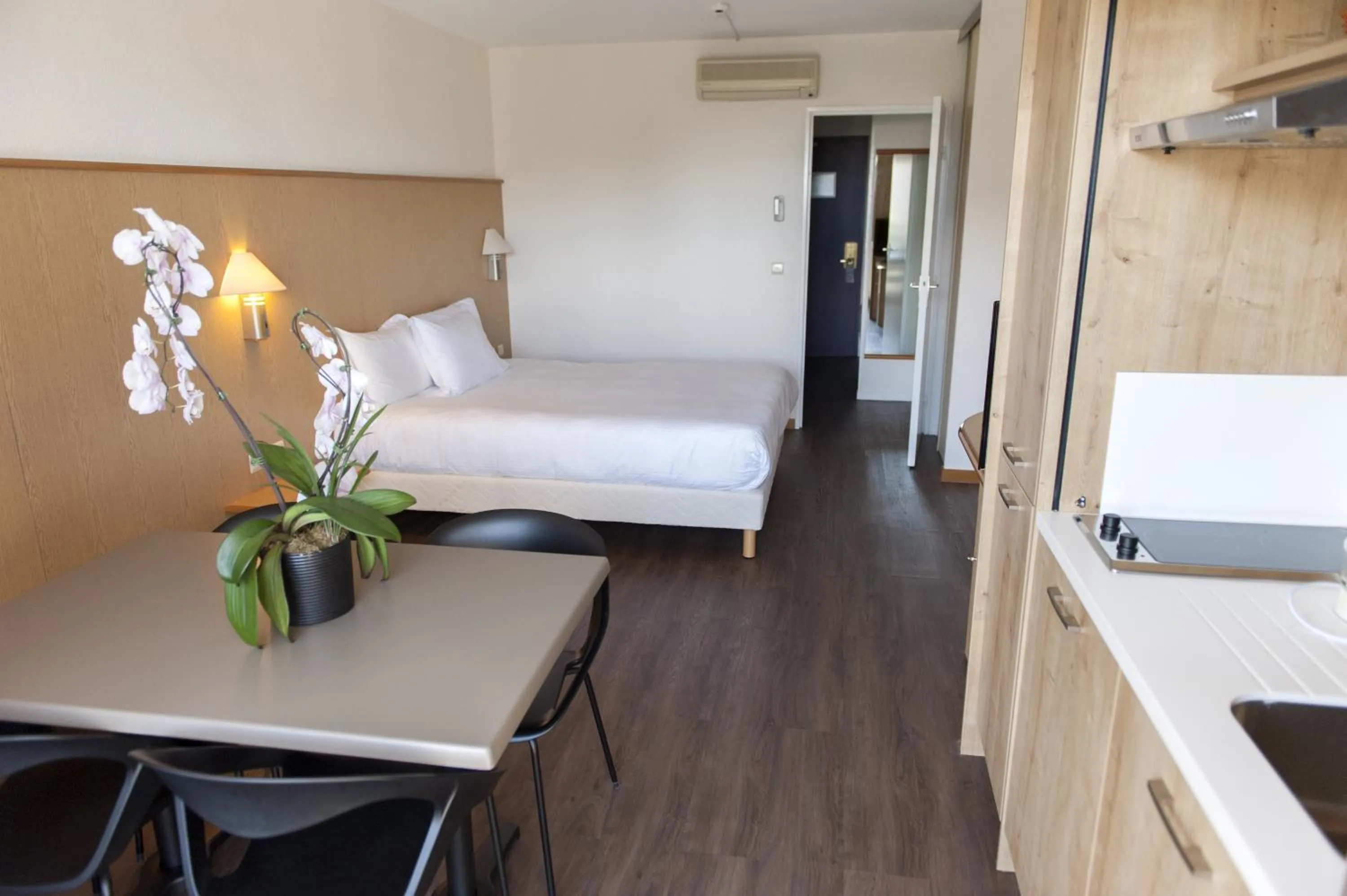 Kitchen or kitchenette, Bed in Thalazur Antibes - Résidence & Spa